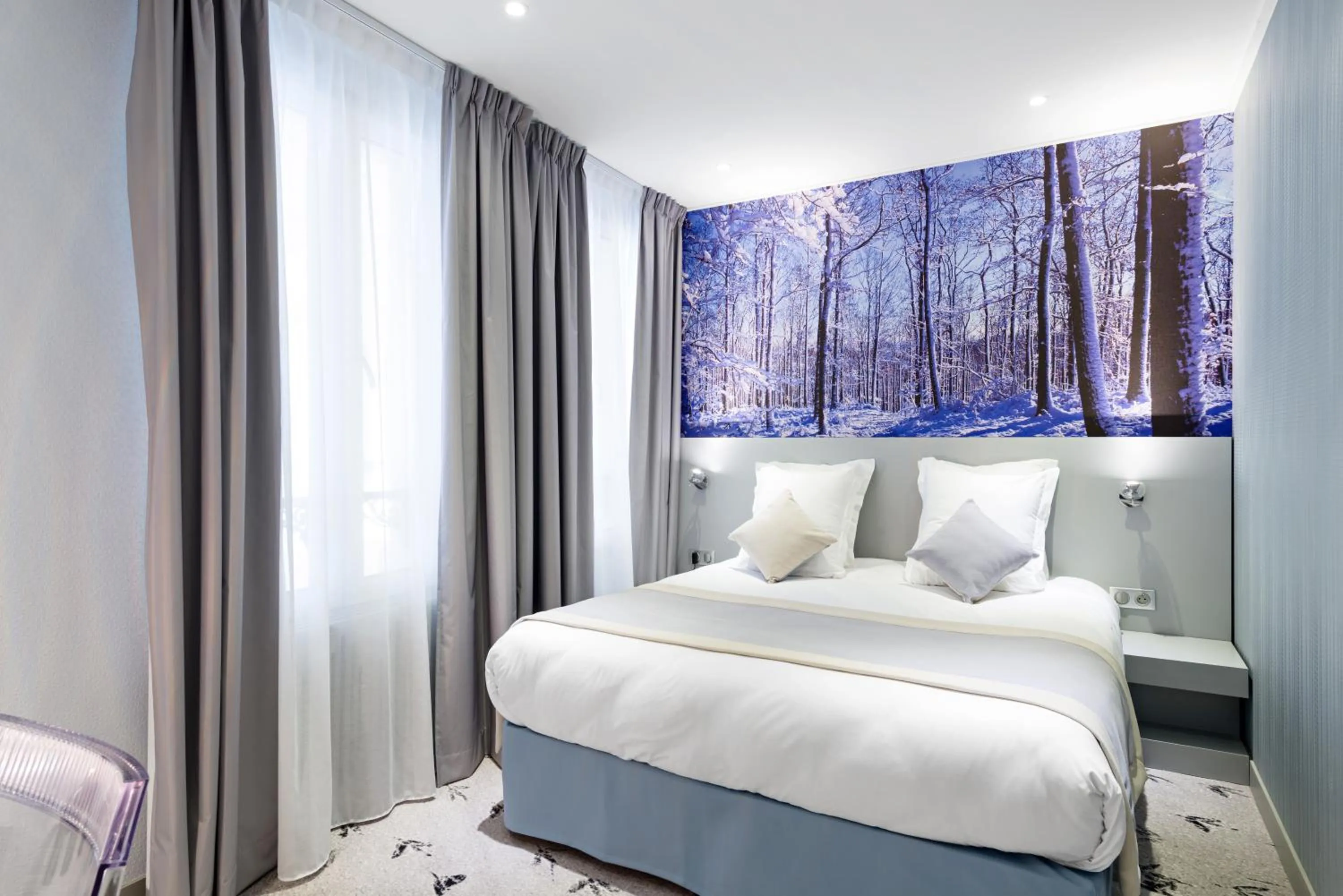 Photo of the whole room, Bed in Jardins de Montmartre