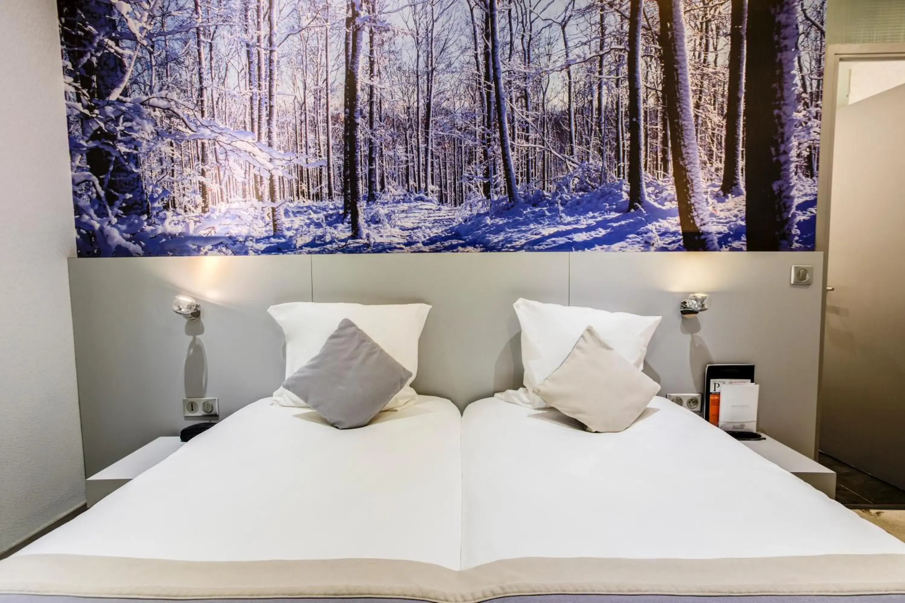 Classic Twin Room in Jardins de Montmartre Classic Twin Room in Jardins de Montmartre