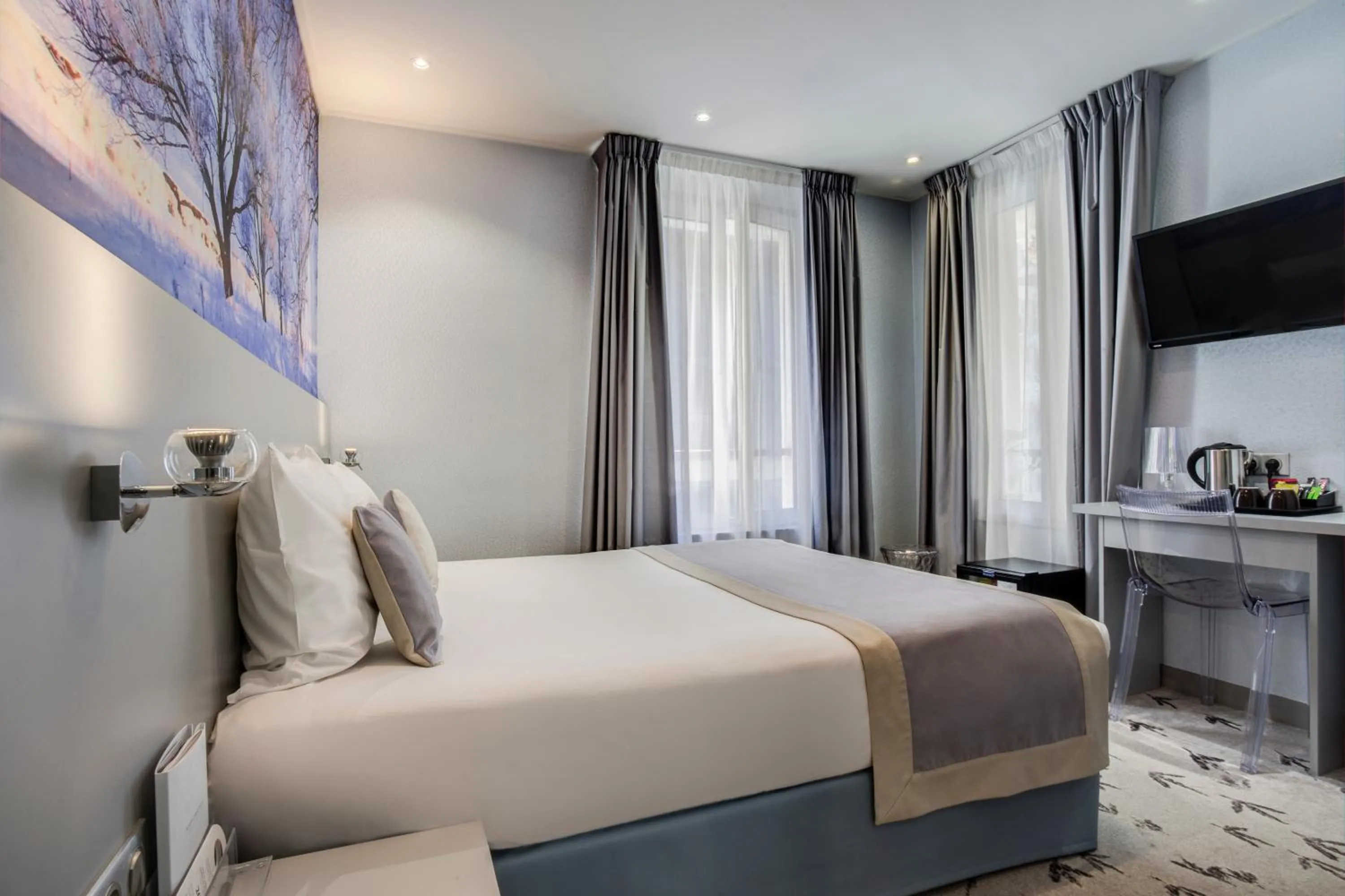 Photo of the whole room, Bed in Jardins de Montmartre