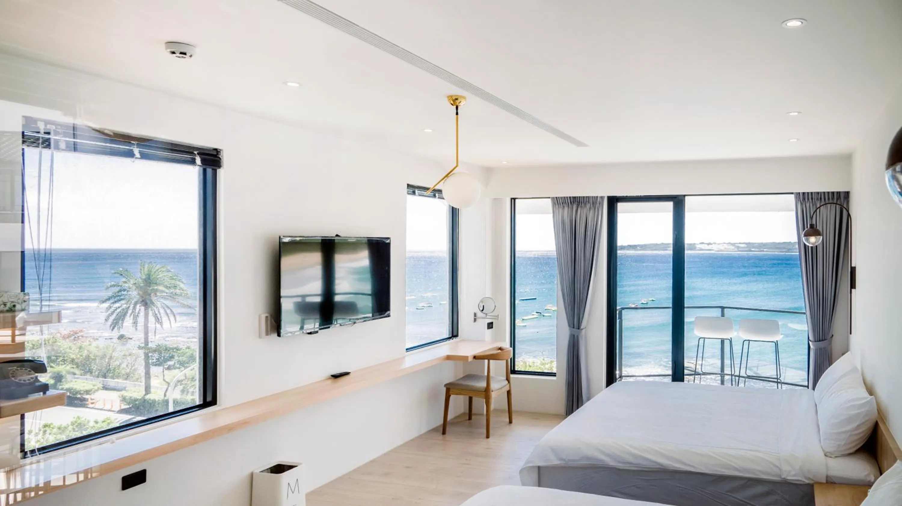 Photo of the whole room in Sunshine Liv.