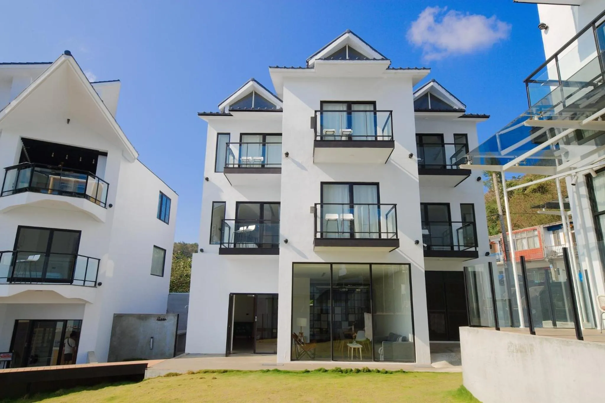 Property building in Sunshine Liv.