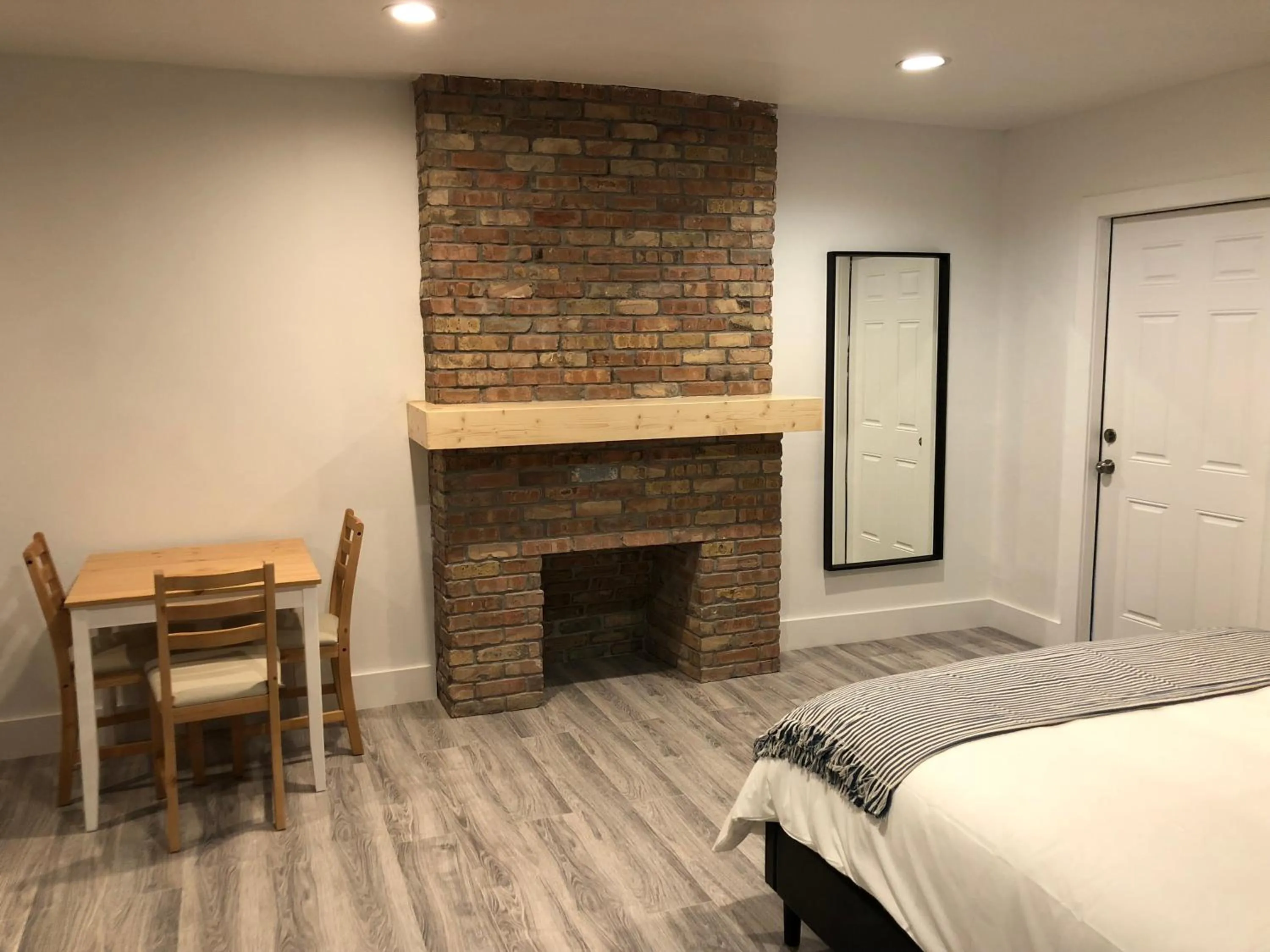 Dining area, Bed in Oasis Hotel