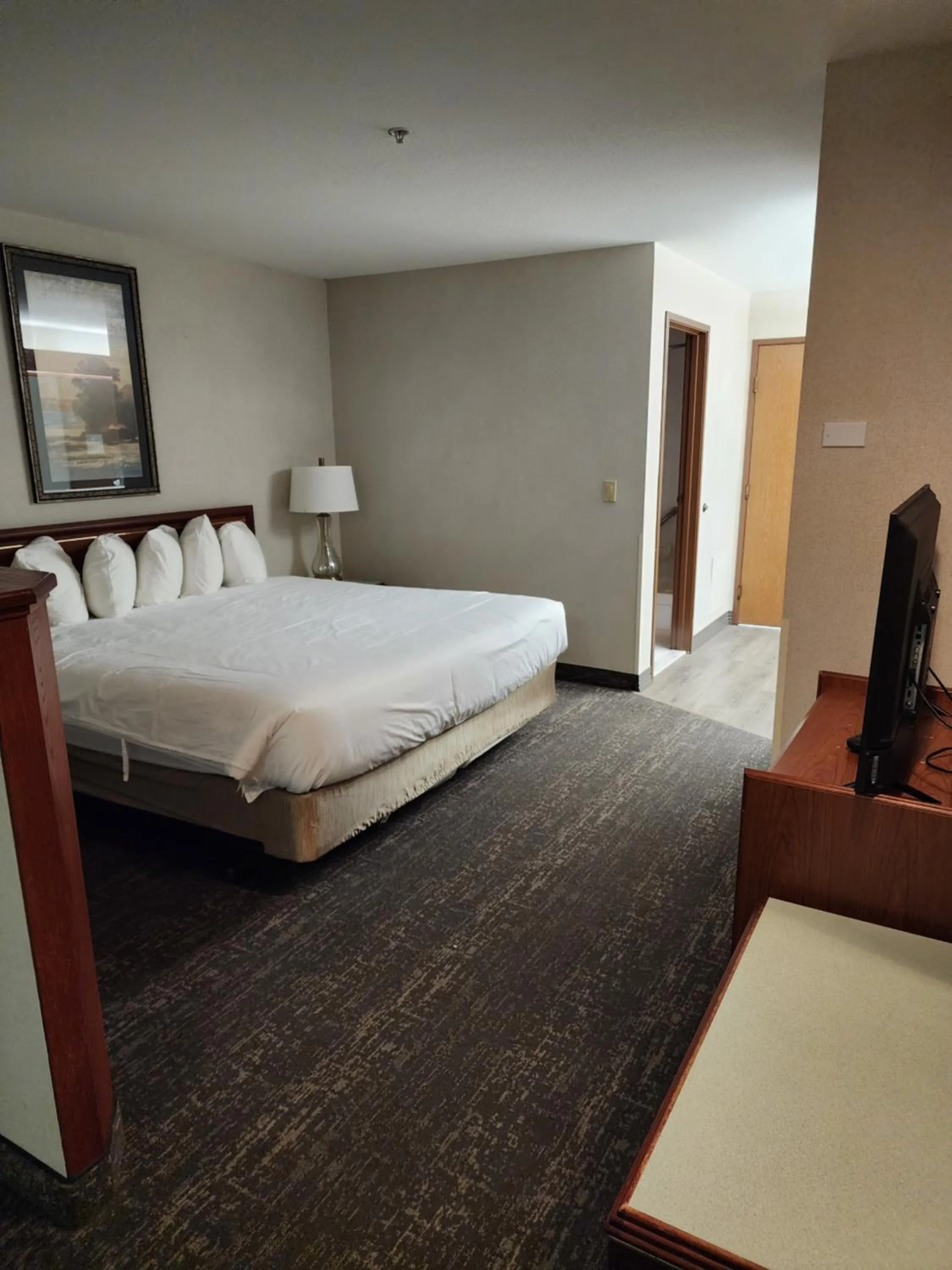 Bedroom, Bed in Shilo Inn Suites Salem