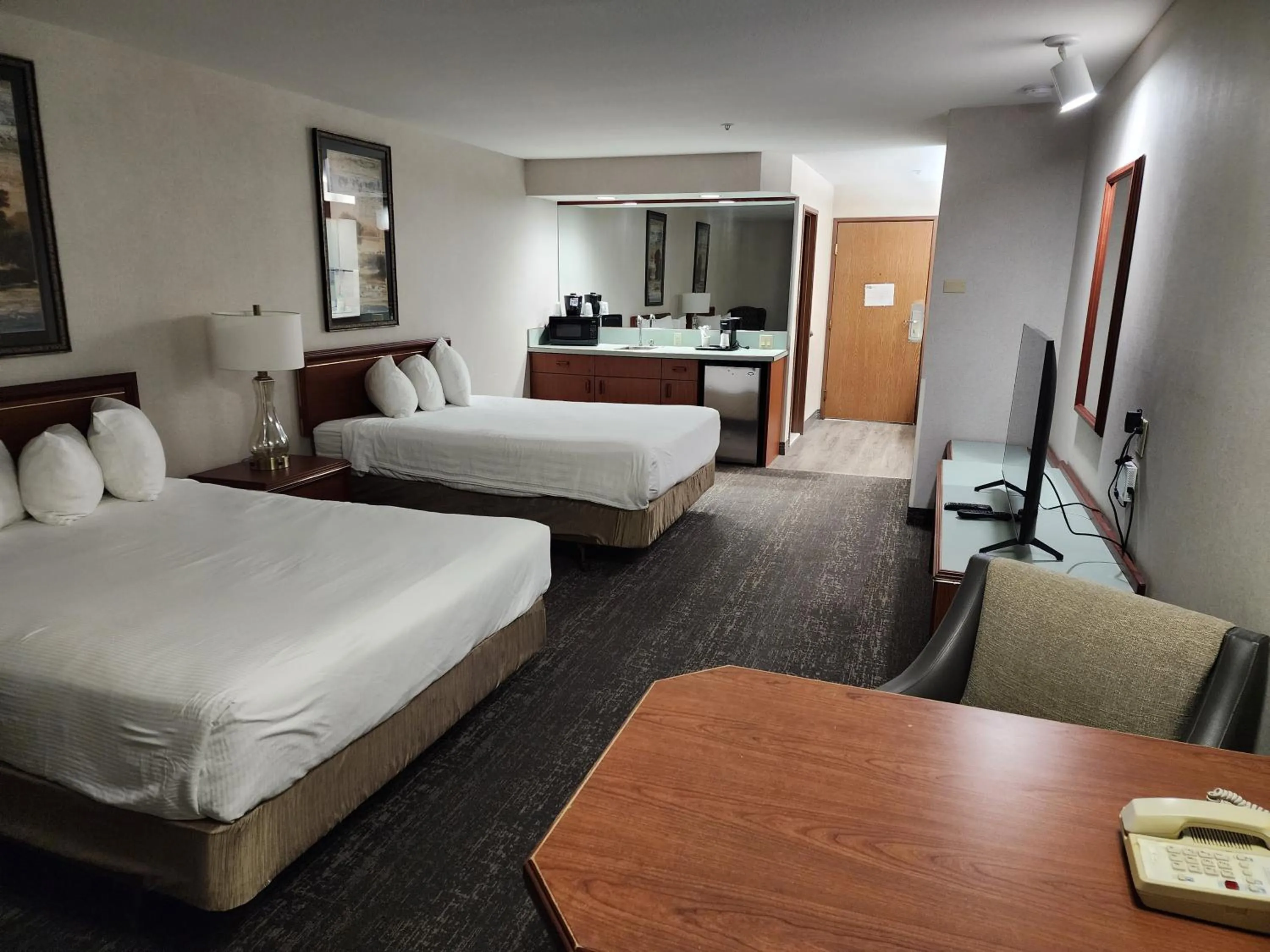 Bed in Shilo Inn Suites Salem