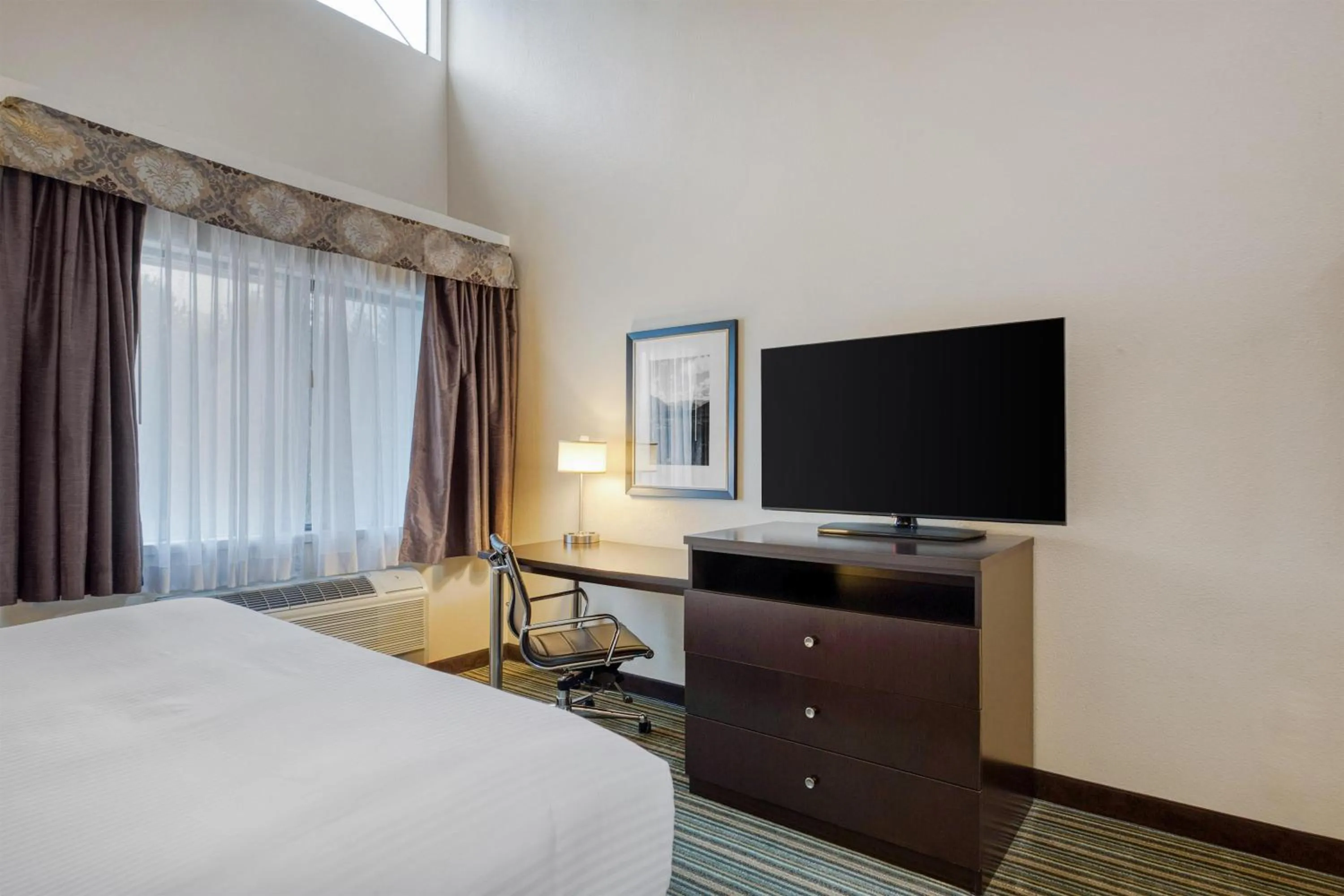 Bedroom, Bed in Best Western Alderwood