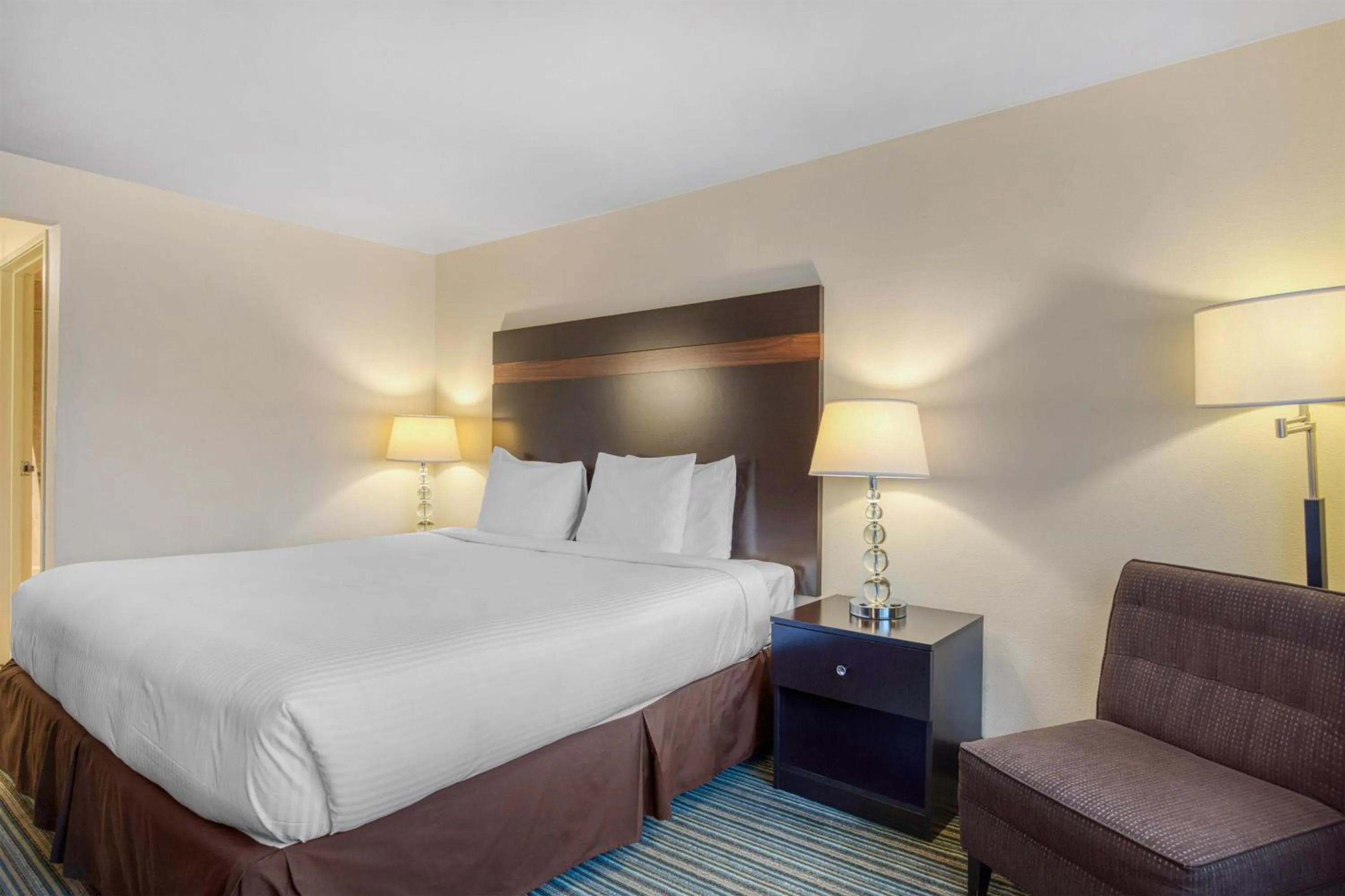 Bedroom, Bed in Best Western Alderwood