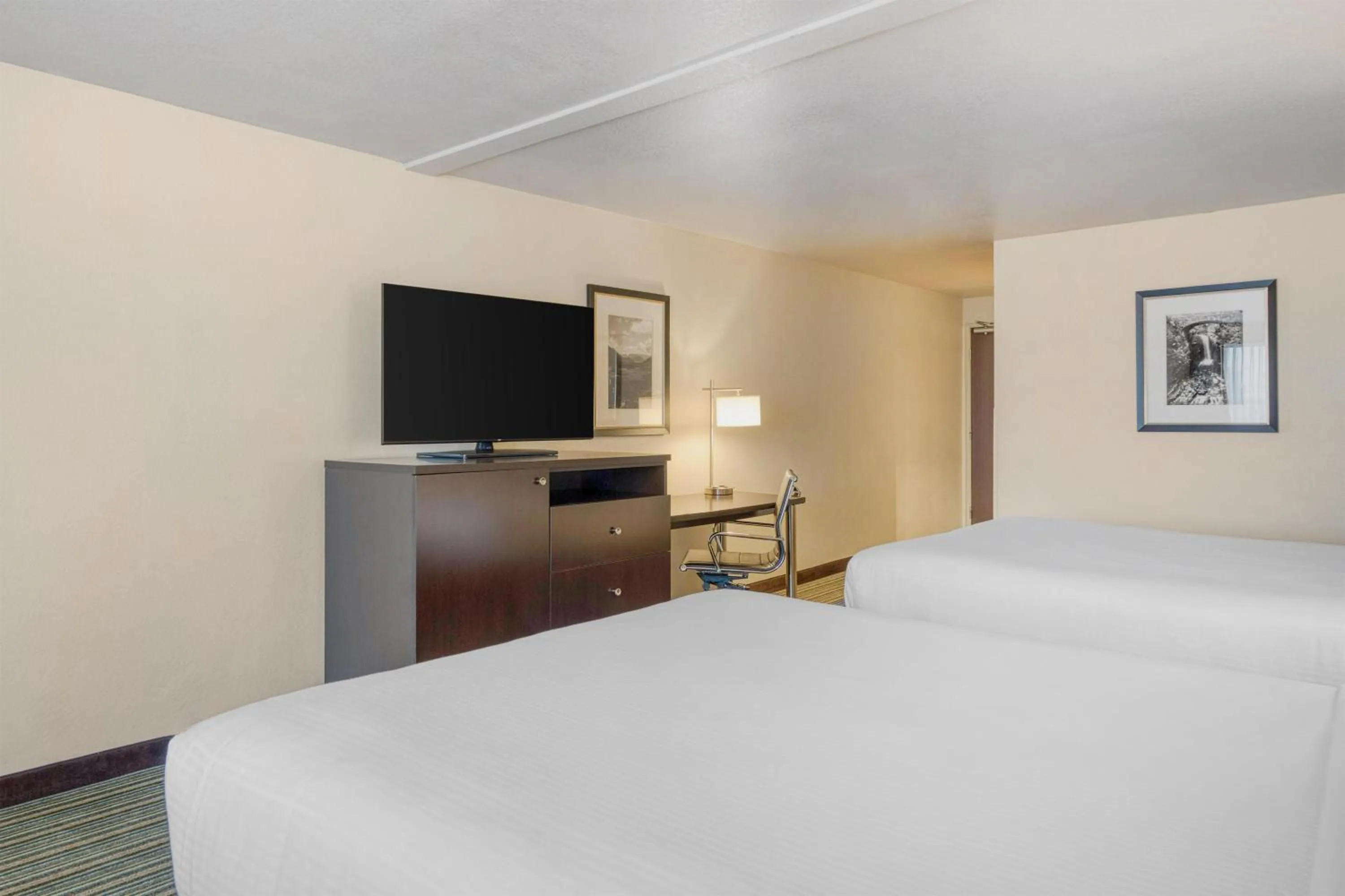 Bedroom, Bed in Best Western Alderwood