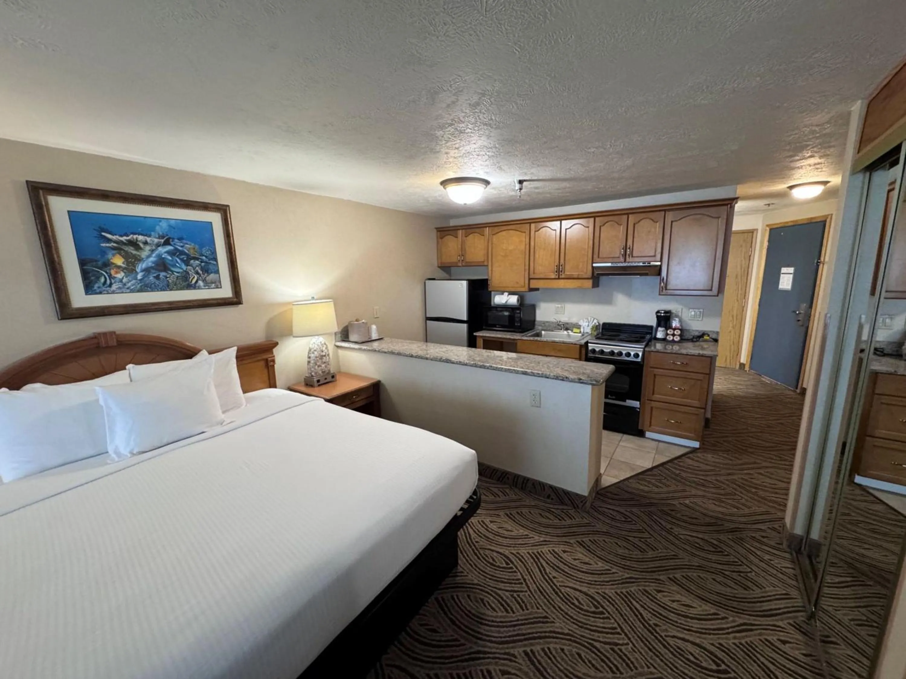 Bed in Promenade Inn & Suites Oceanfront