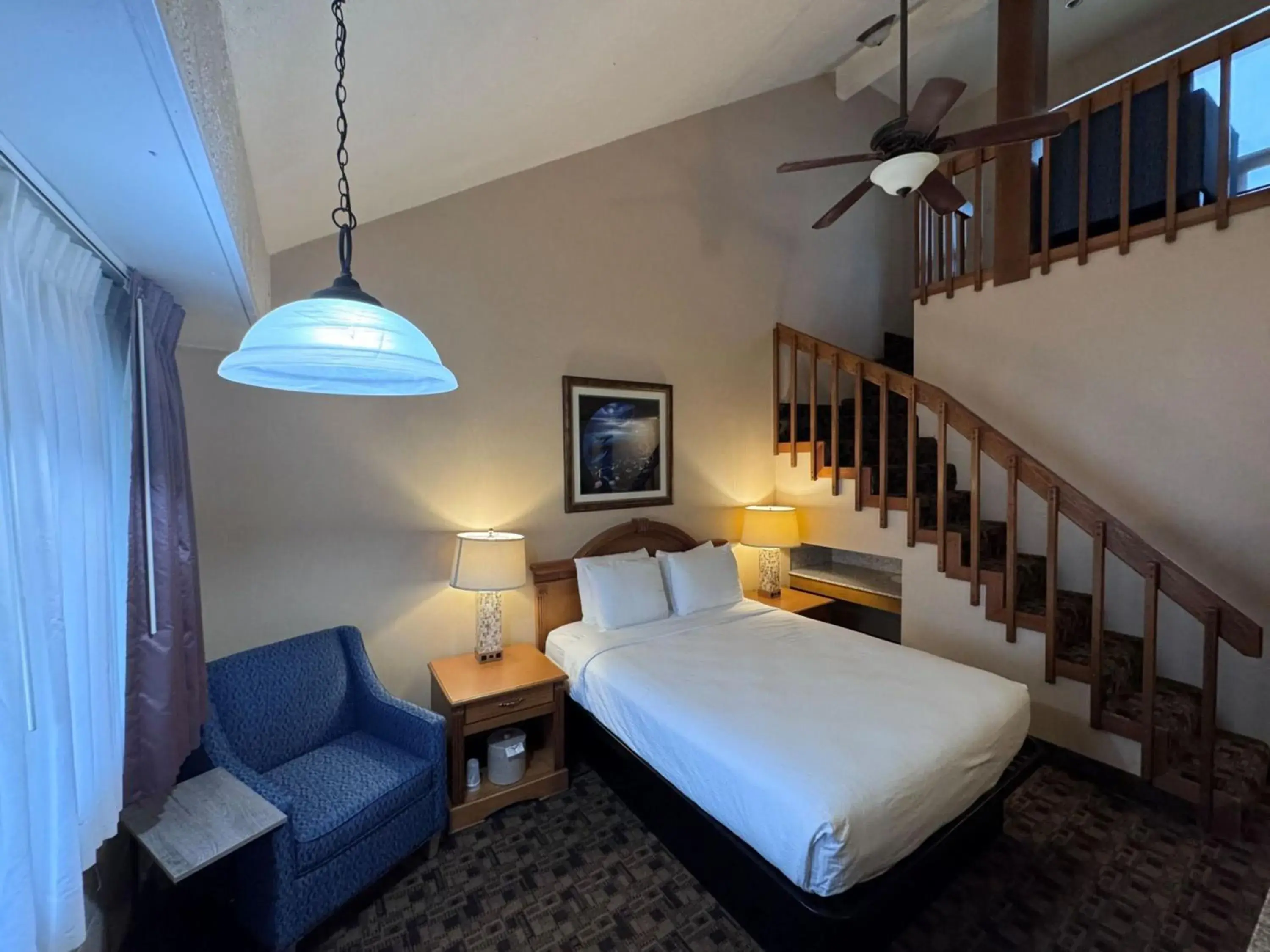 Deluxe Queen Room in Promenade Inn & Suites Oceanfront Deluxe Queen Room in Promenade Inn & Suites Oceanfront