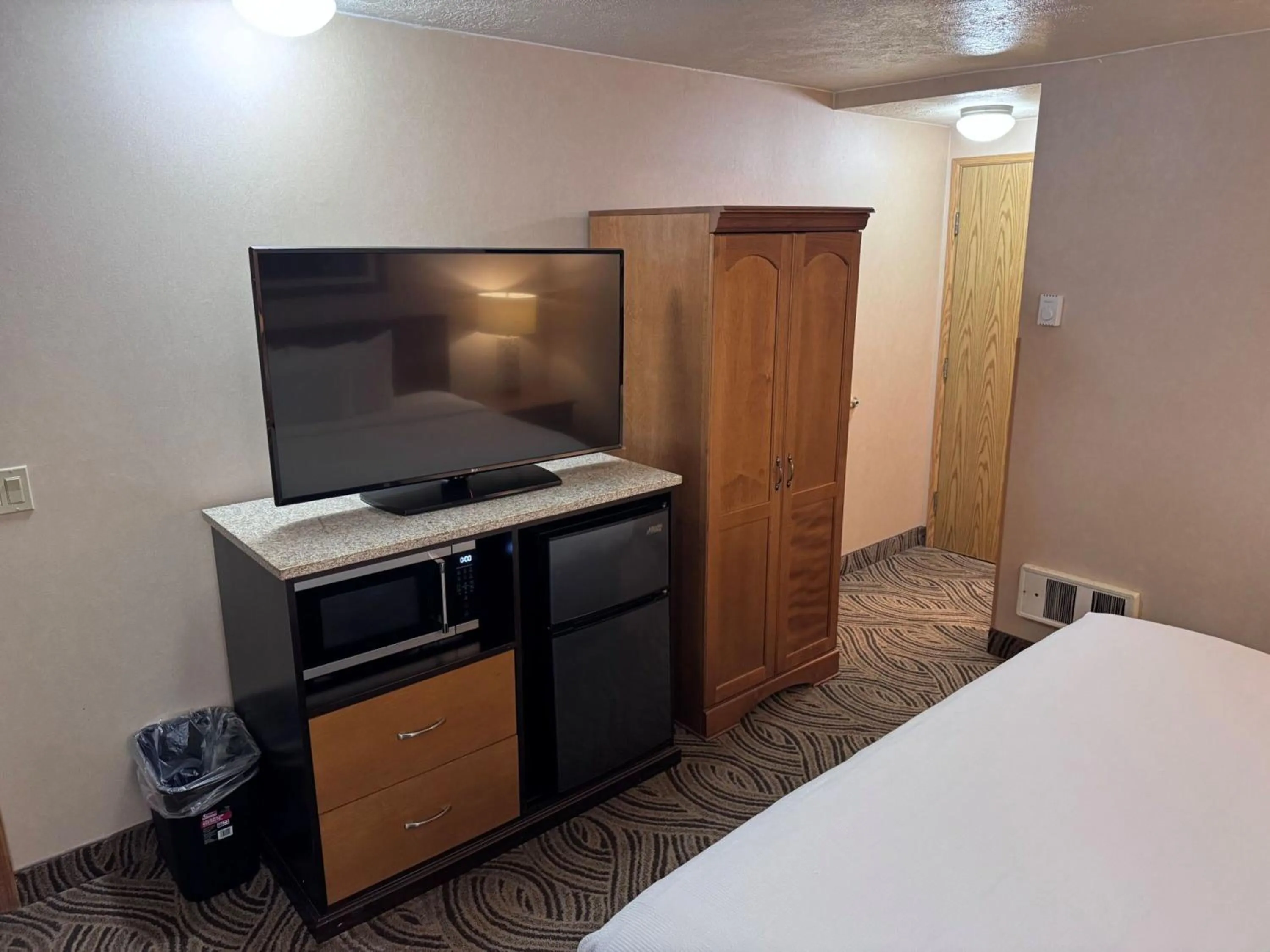 Bed in Promenade Inn & Suites Oceanfront