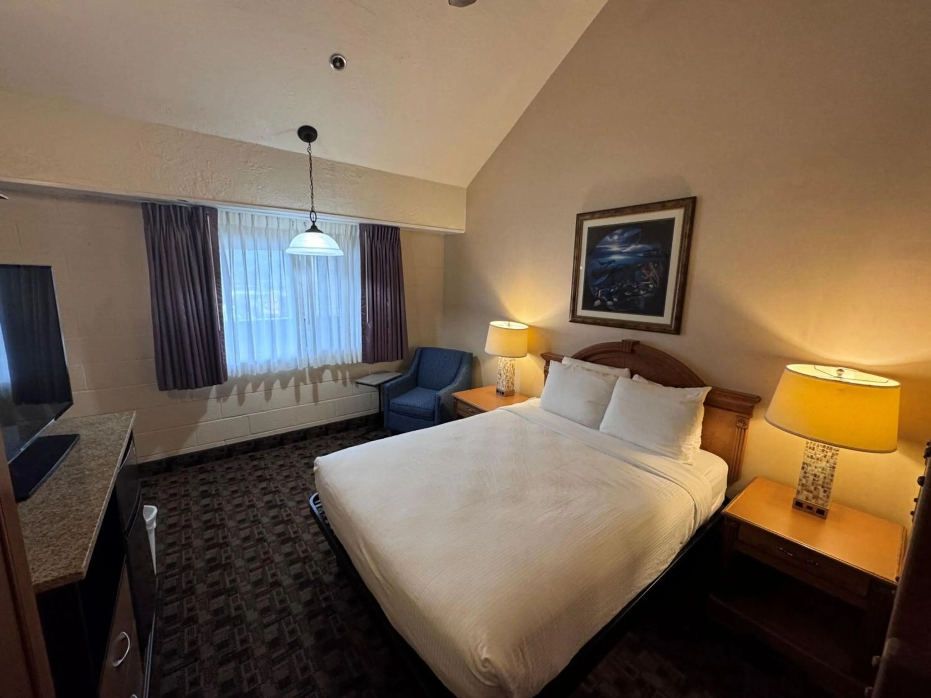 Bed in Promenade Inn & Suites Oceanfront