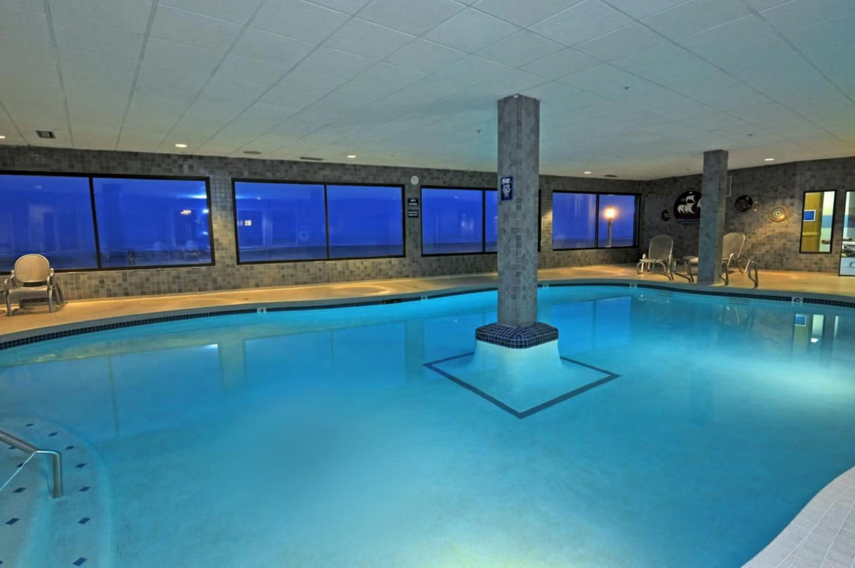 Swimming pool in Promenade Inn & Suites Oceanfront