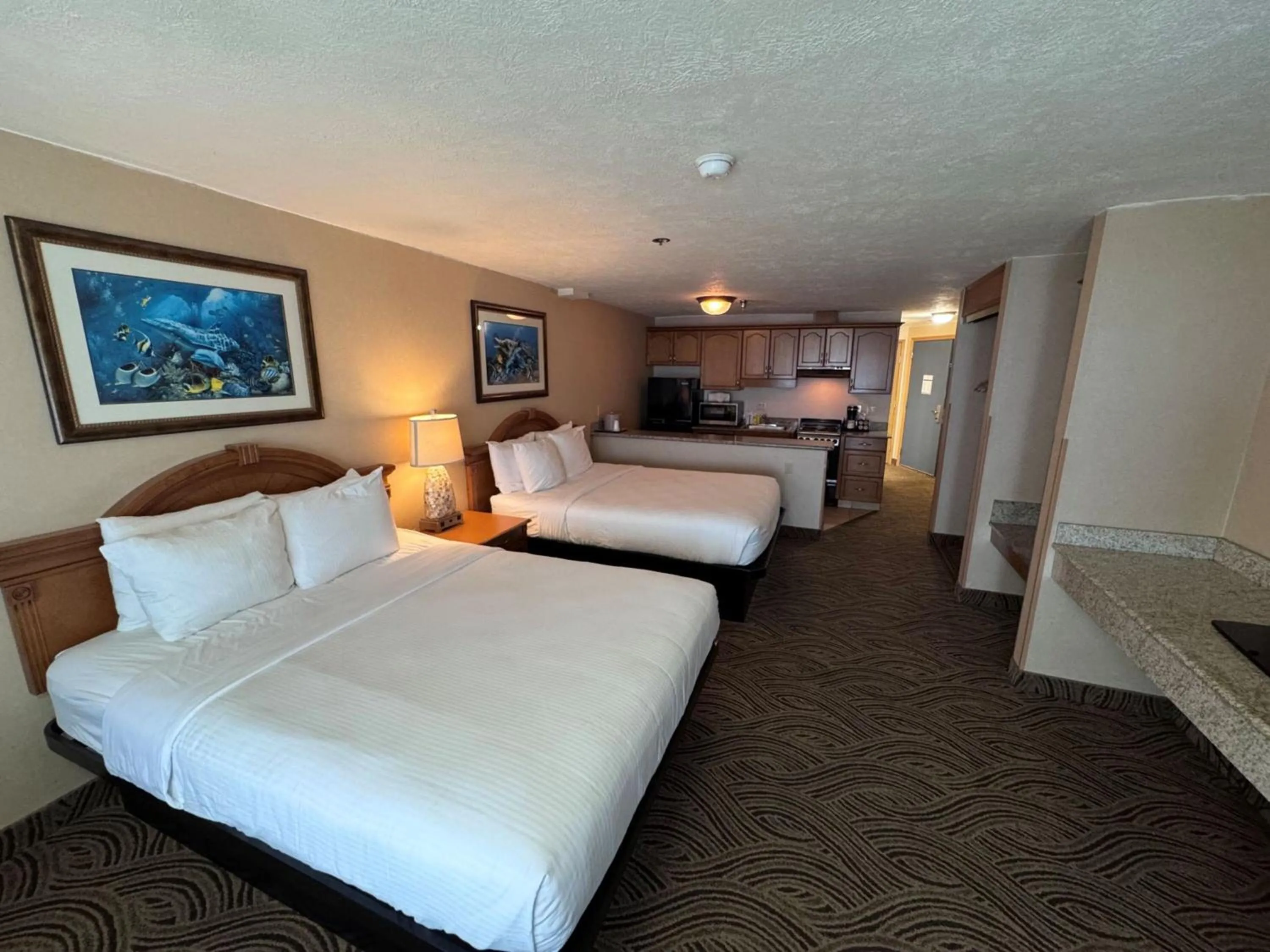 Bed in Promenade Inn & Suites Oceanfront