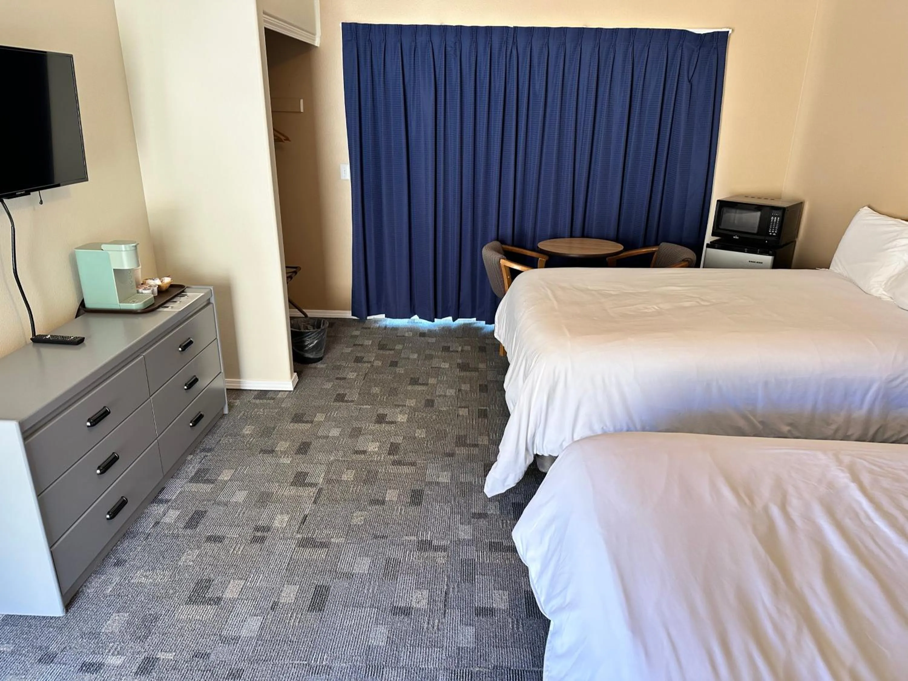 Mountain view, Bed in Meadowcliff Lodge Coleville