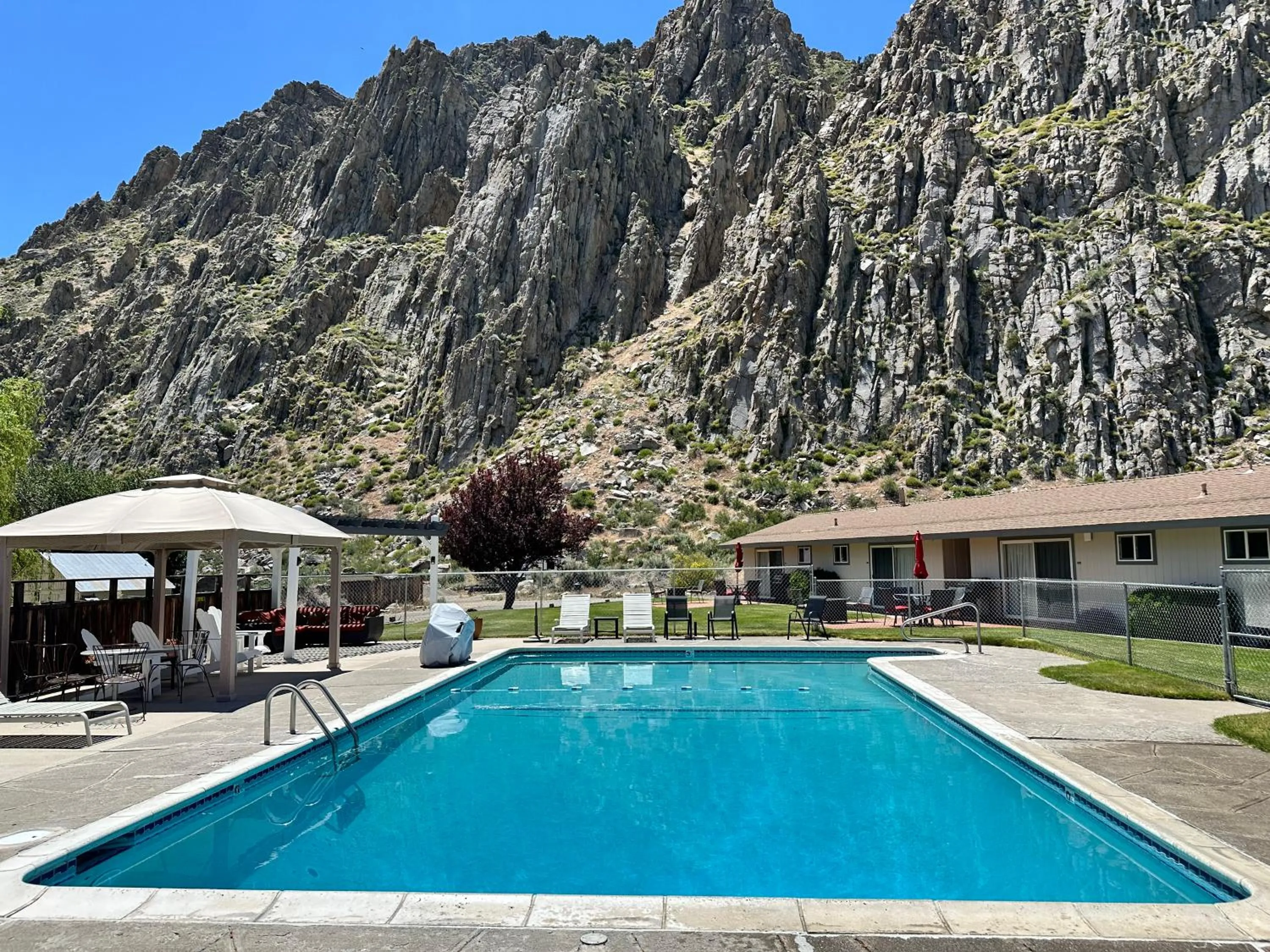 Swimming pool in Meadowcliff Lodge Coleville
