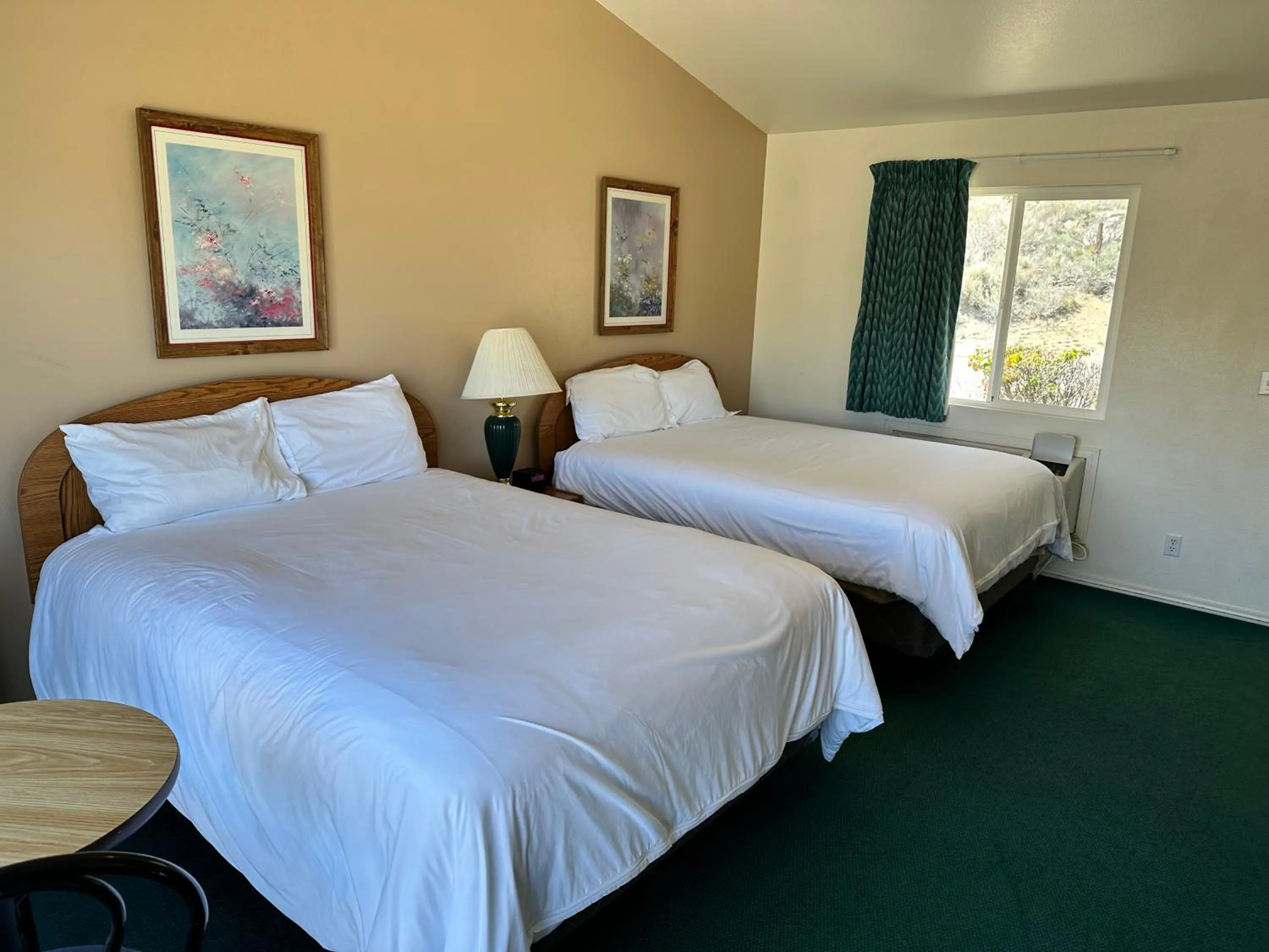 Bed in Meadowcliff Lodge Coleville