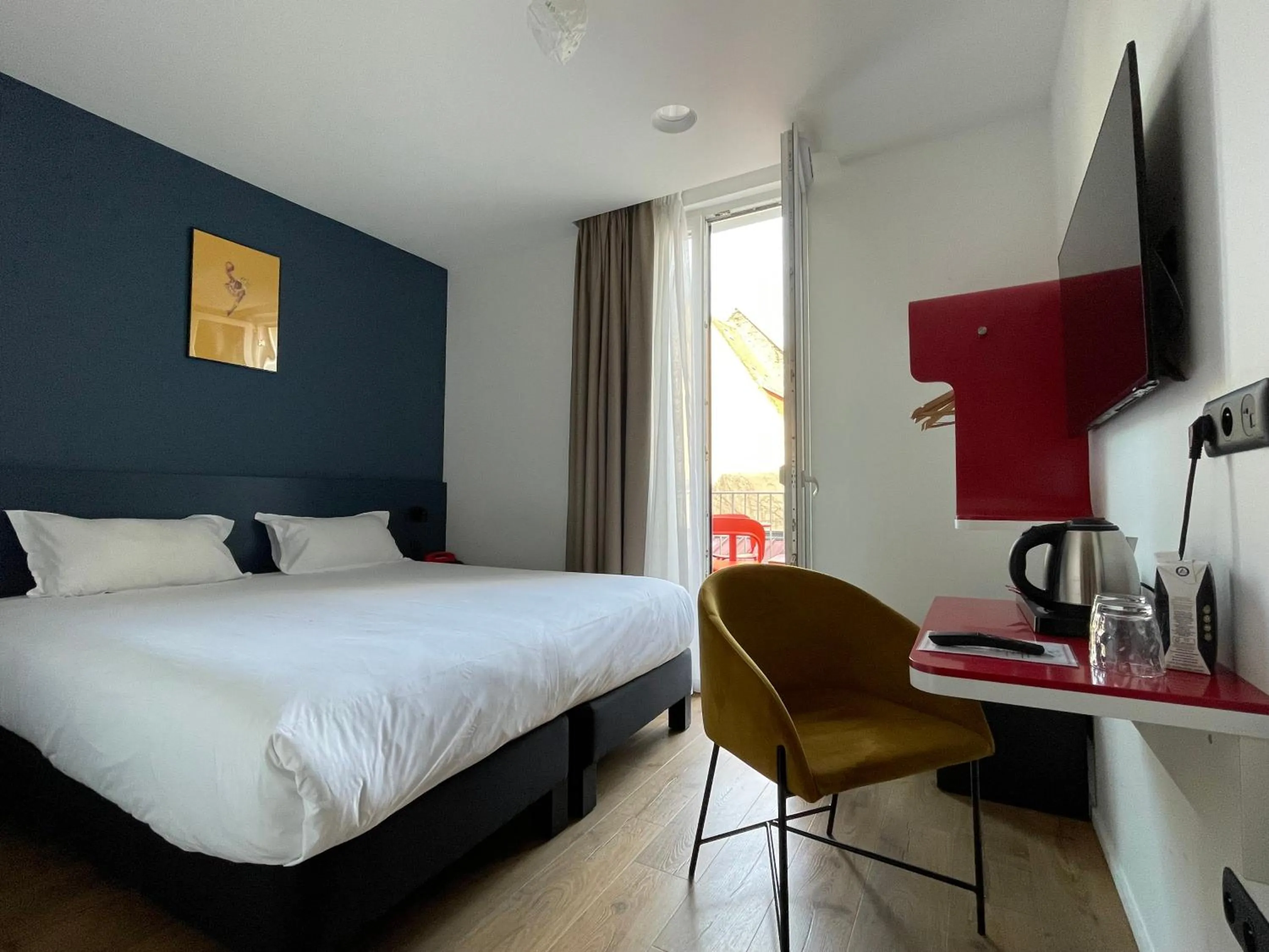 Bedroom, Bed in ClapClap Hôtel, Food & Bar