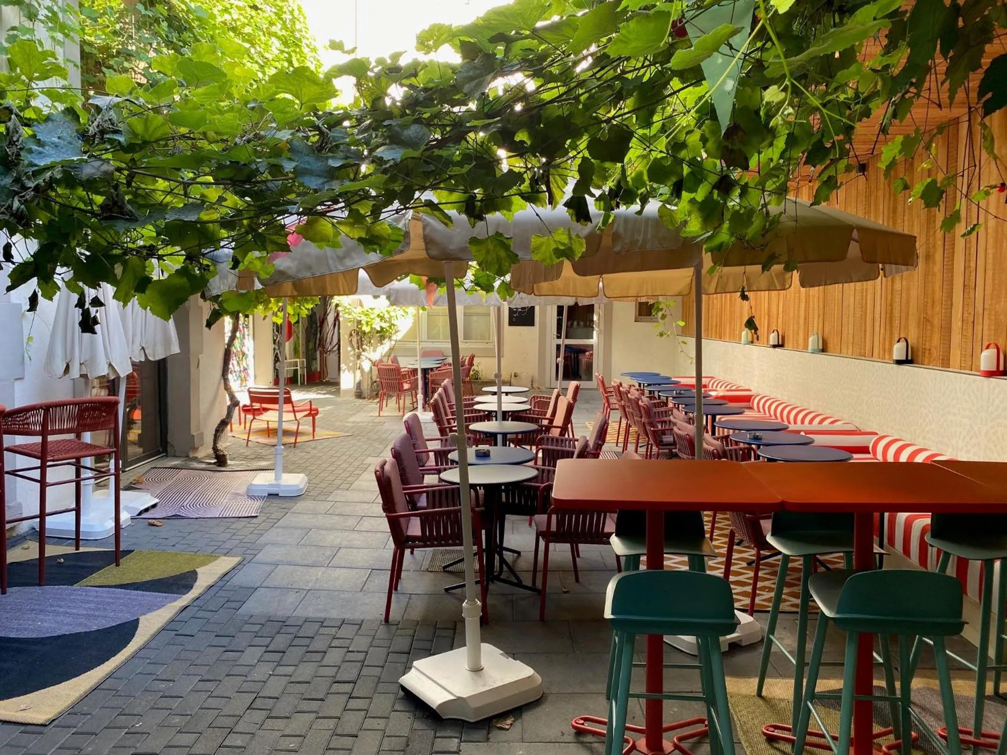 Patio in ClapClap Hôtel, Food & Bar