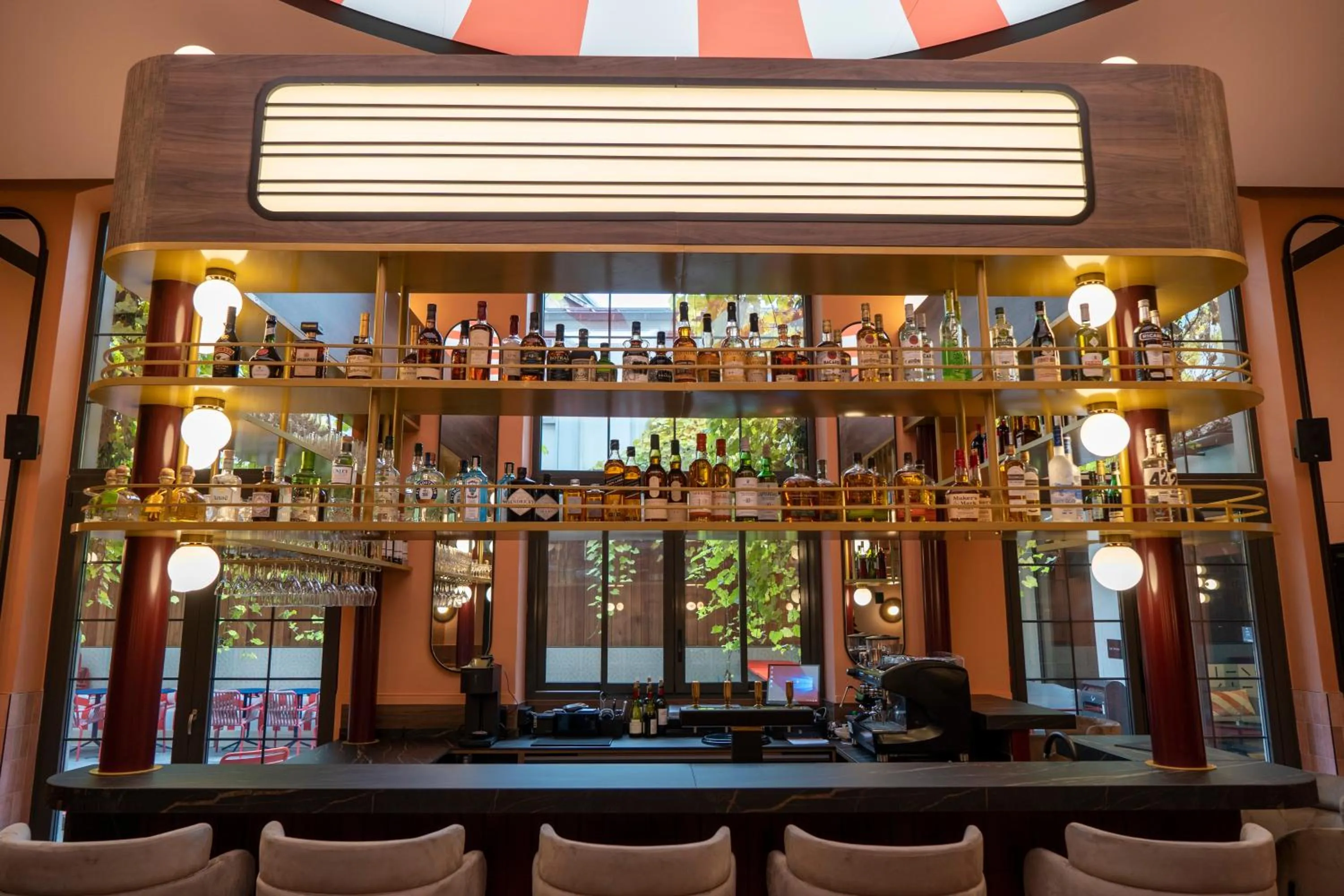 Lounge or bar in ClapClap Hôtel, Food & Bar