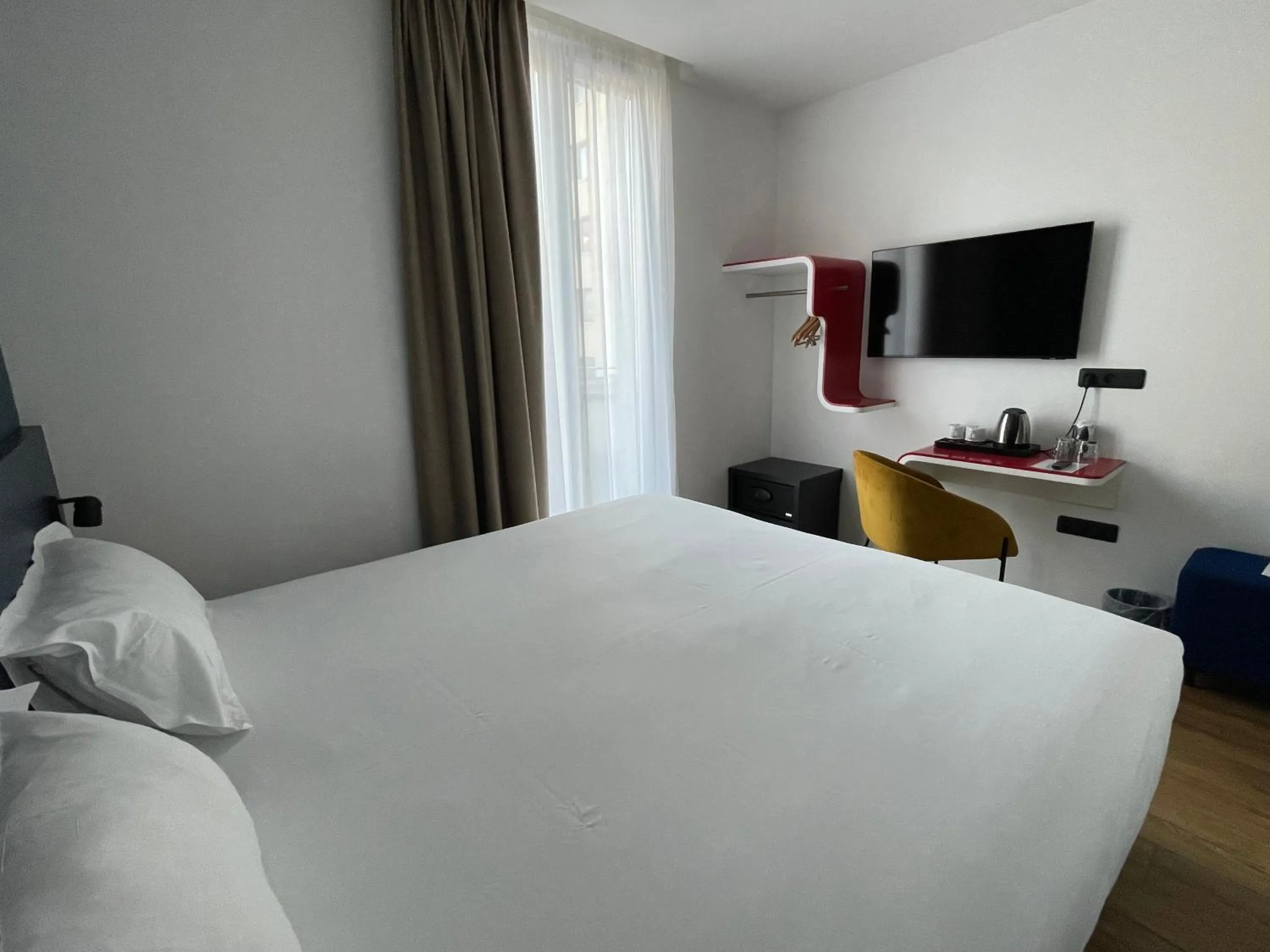 Bedroom, Bed in ClapClap Hôtel, Food & Bar