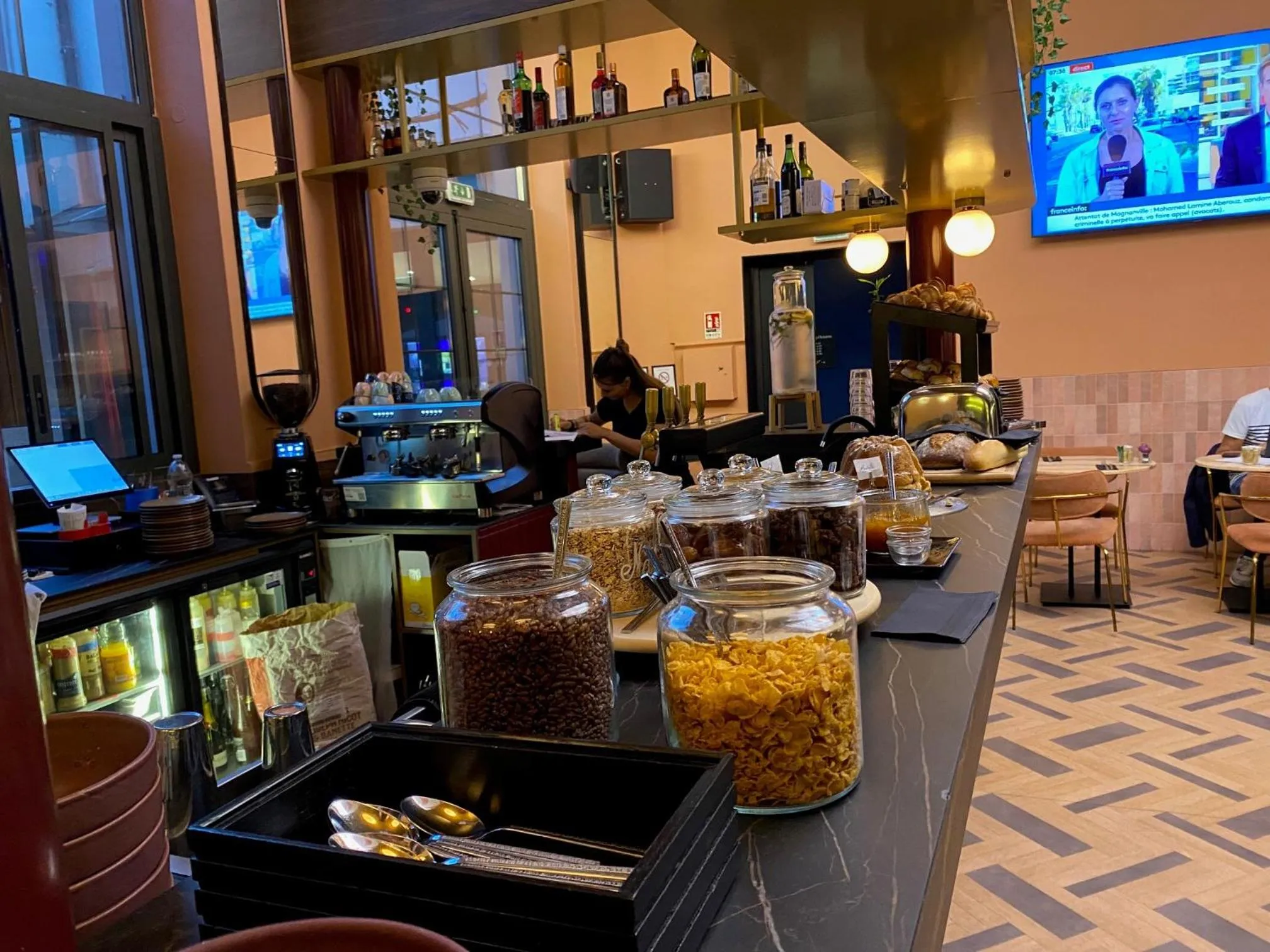 Food in ClapClap Hôtel, Food & Bar