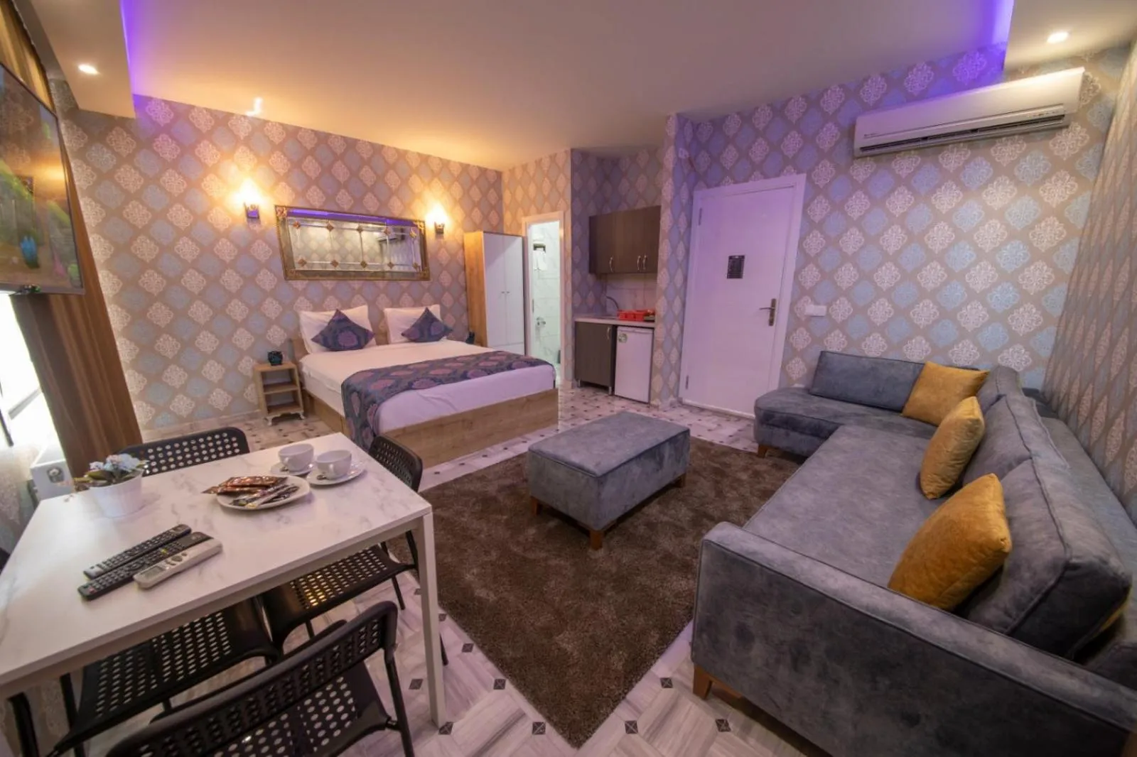 Photo of the whole room, Bed in ROYAL TAKSIM SUITES