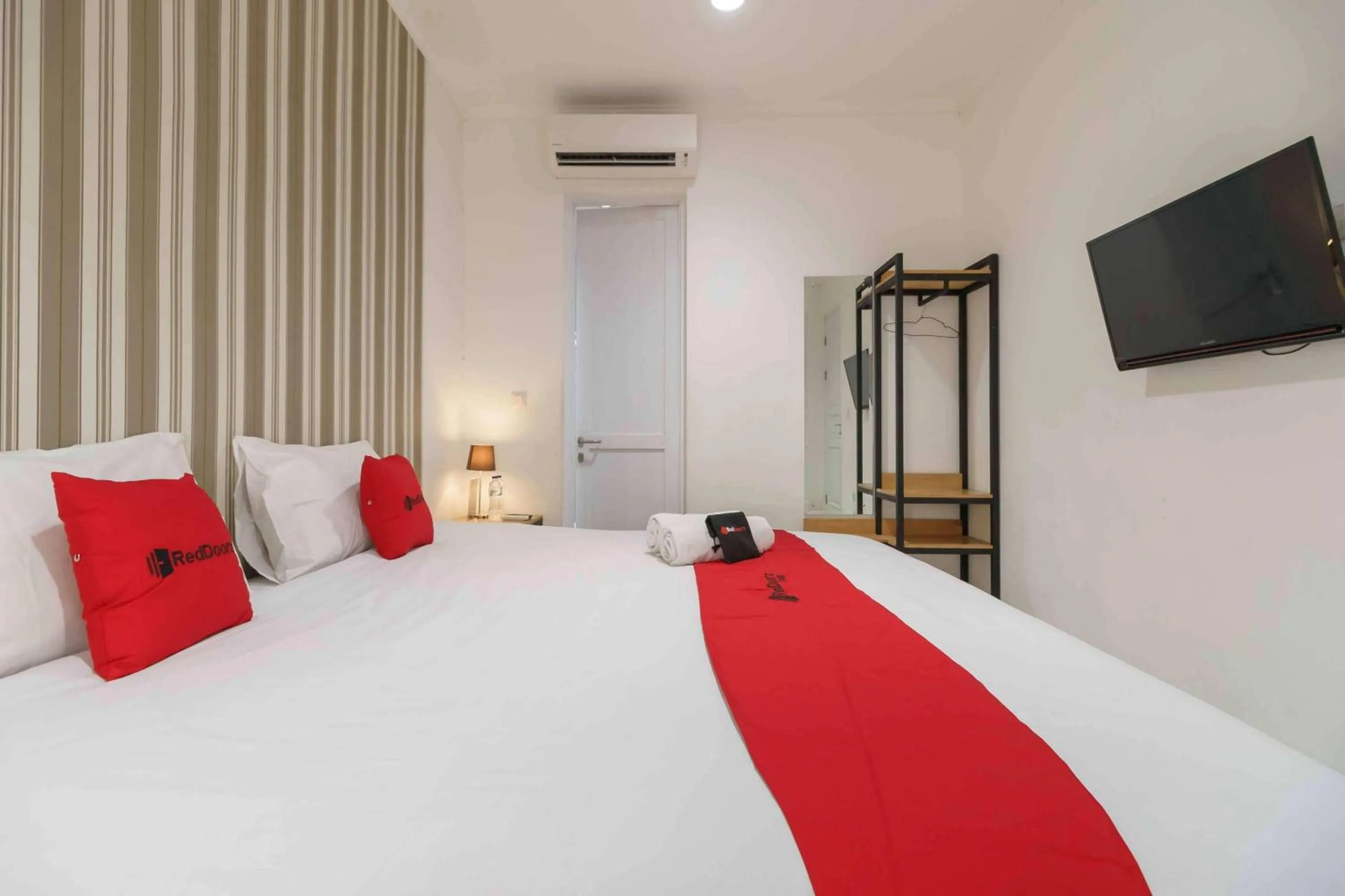 Bedroom, Bed in RedDoorz Plus near Exit Toll Puncak 2