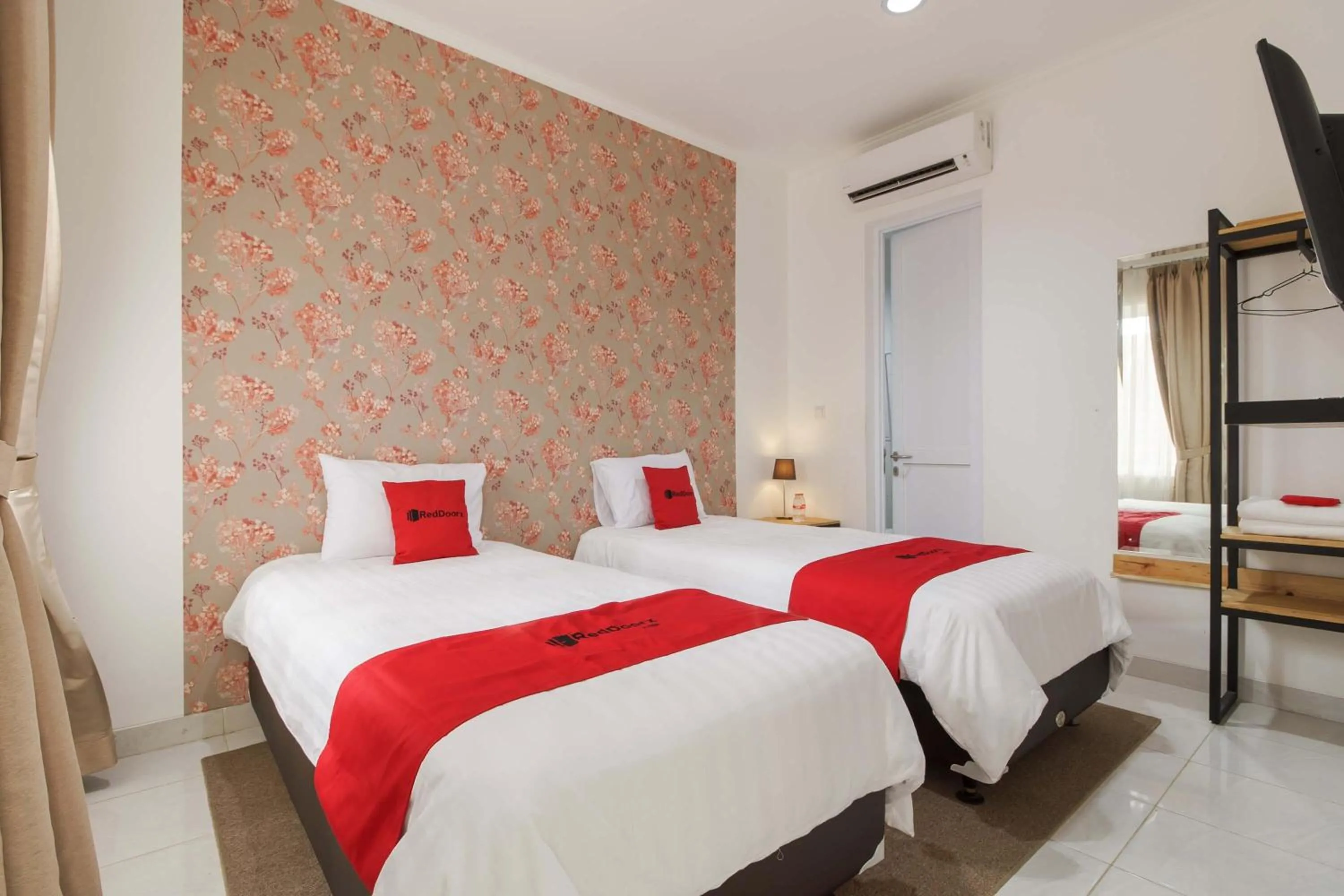 Bedroom, Bed in RedDoorz Plus near Exit Toll Puncak 2