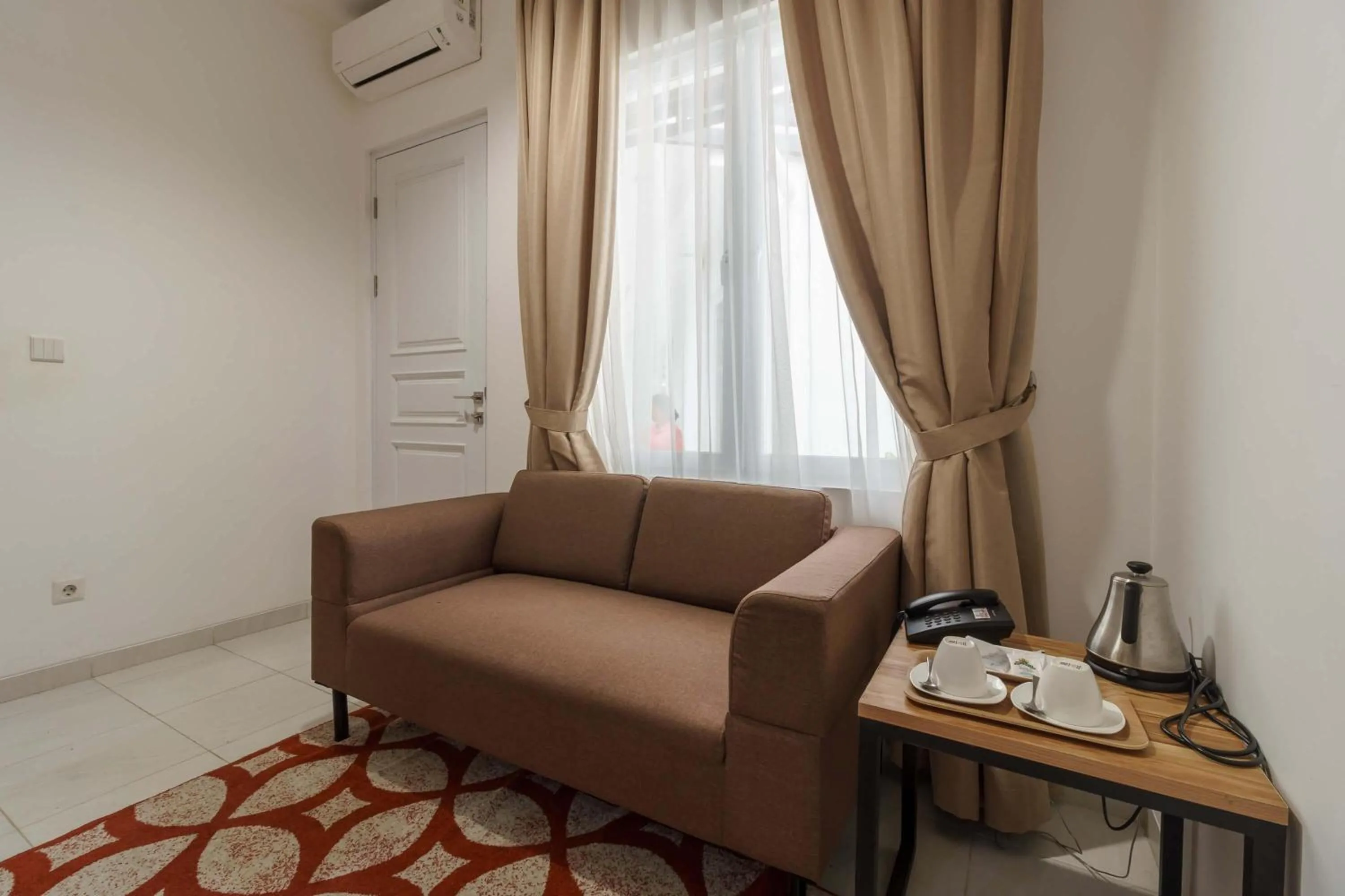 Seating area in RedDoorz Plus near Exit Toll Puncak 2