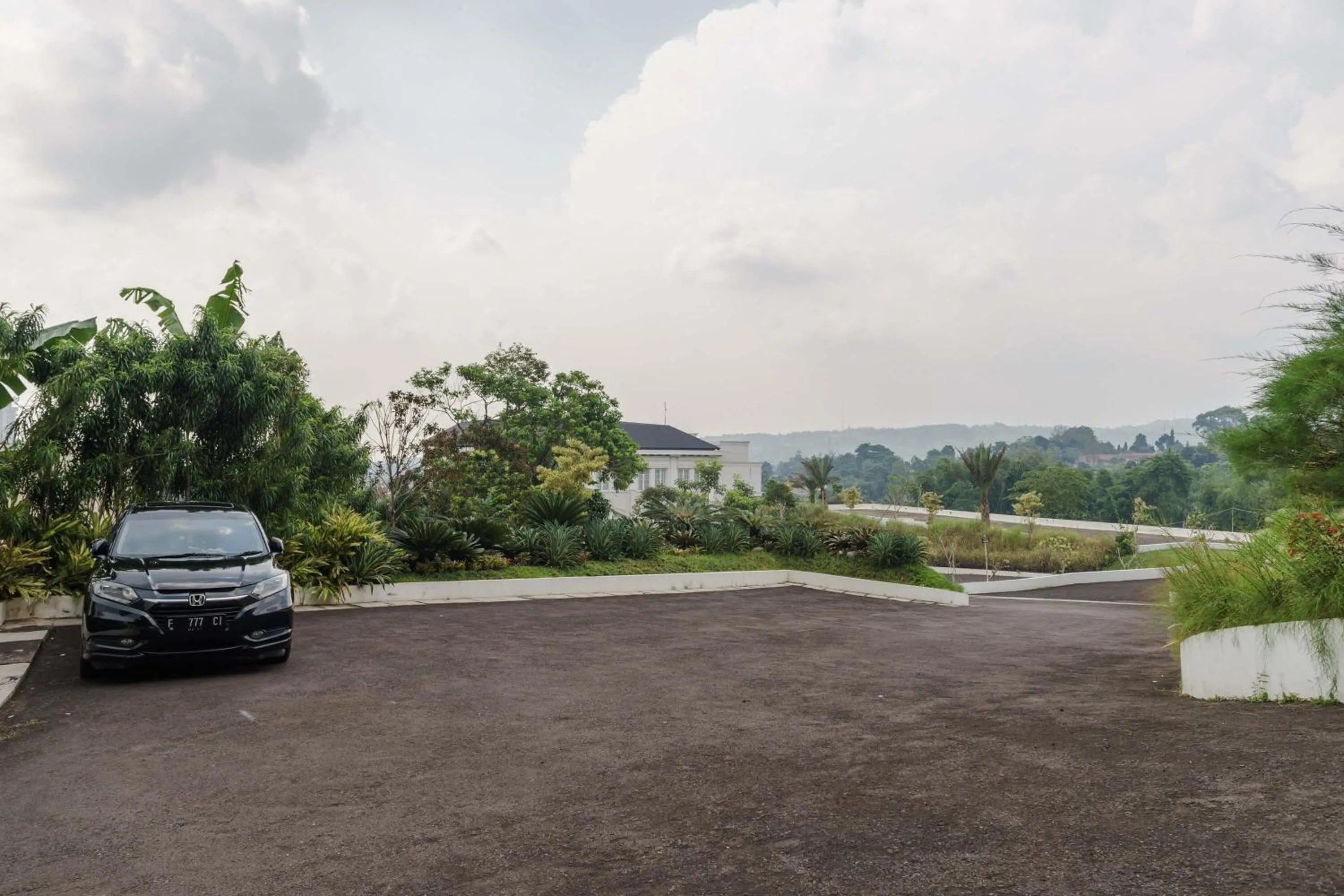 Parking in RedDoorz Plus near Exit Toll Puncak 2