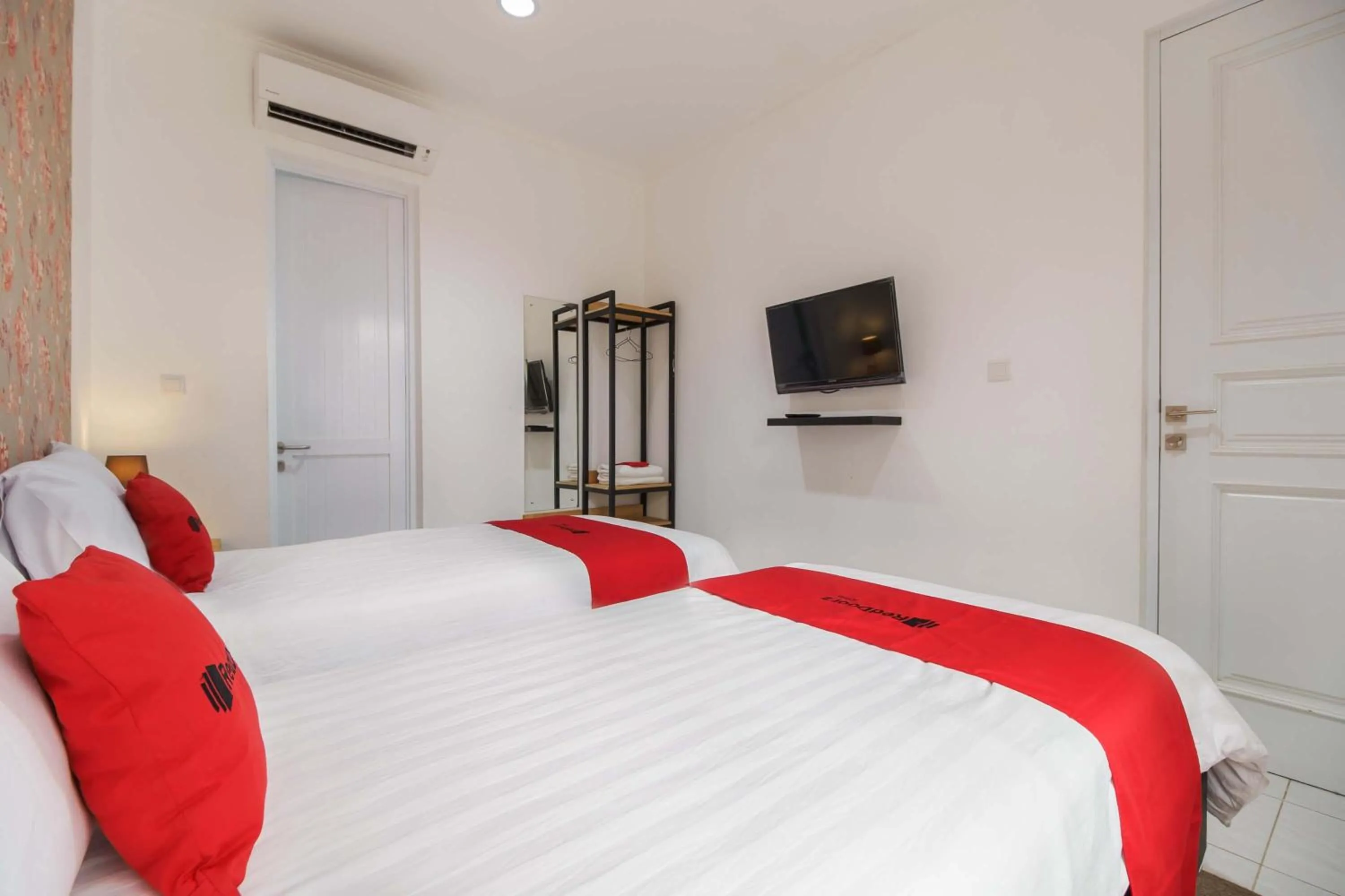 Bedroom, Bed in RedDoorz Plus near Exit Toll Puncak 2