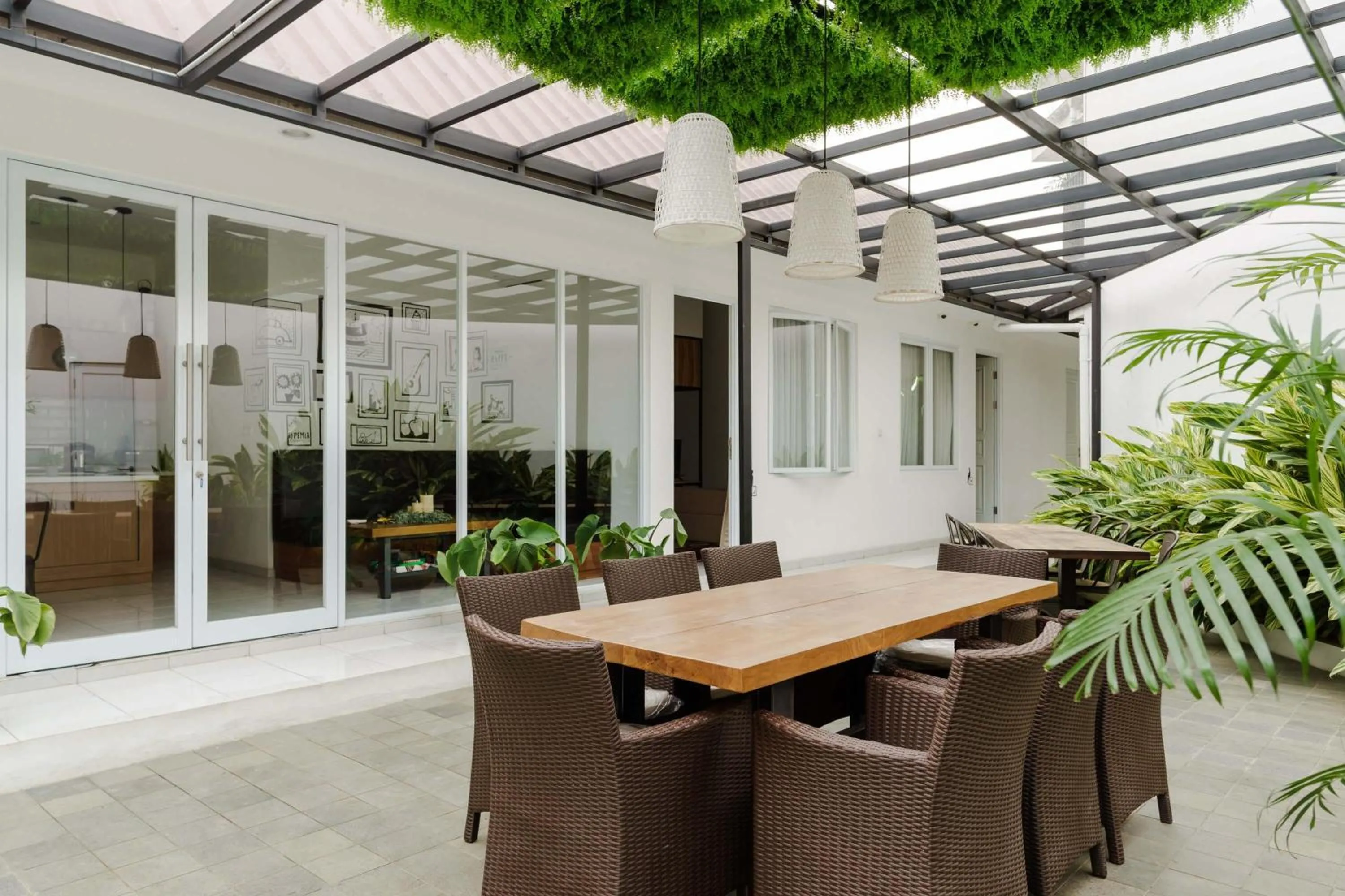 Seating area in RedDoorz Plus near Exit Toll Puncak 2