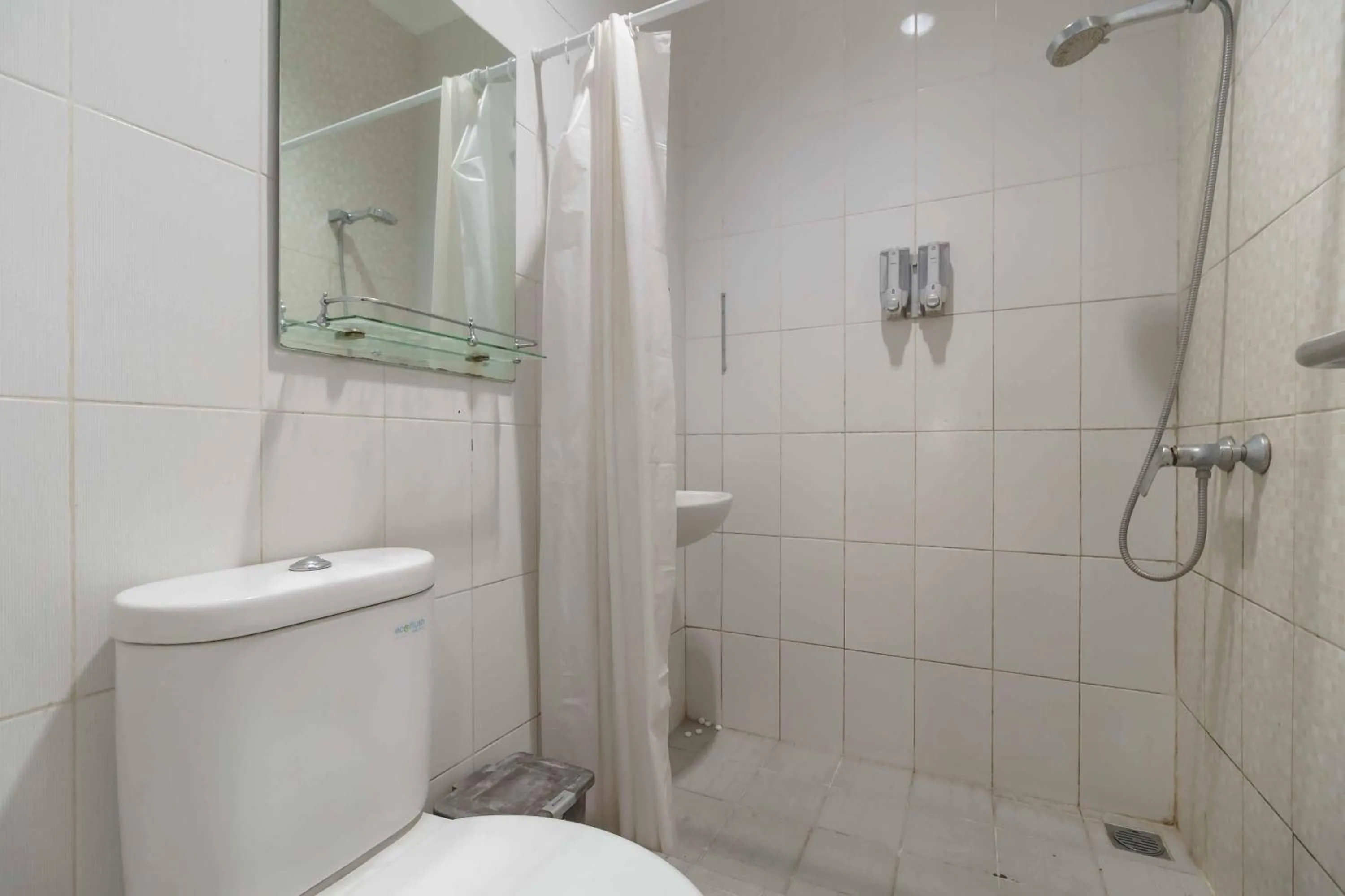 Bathroom in RedDoorz Plus near Exit Toll Puncak 2