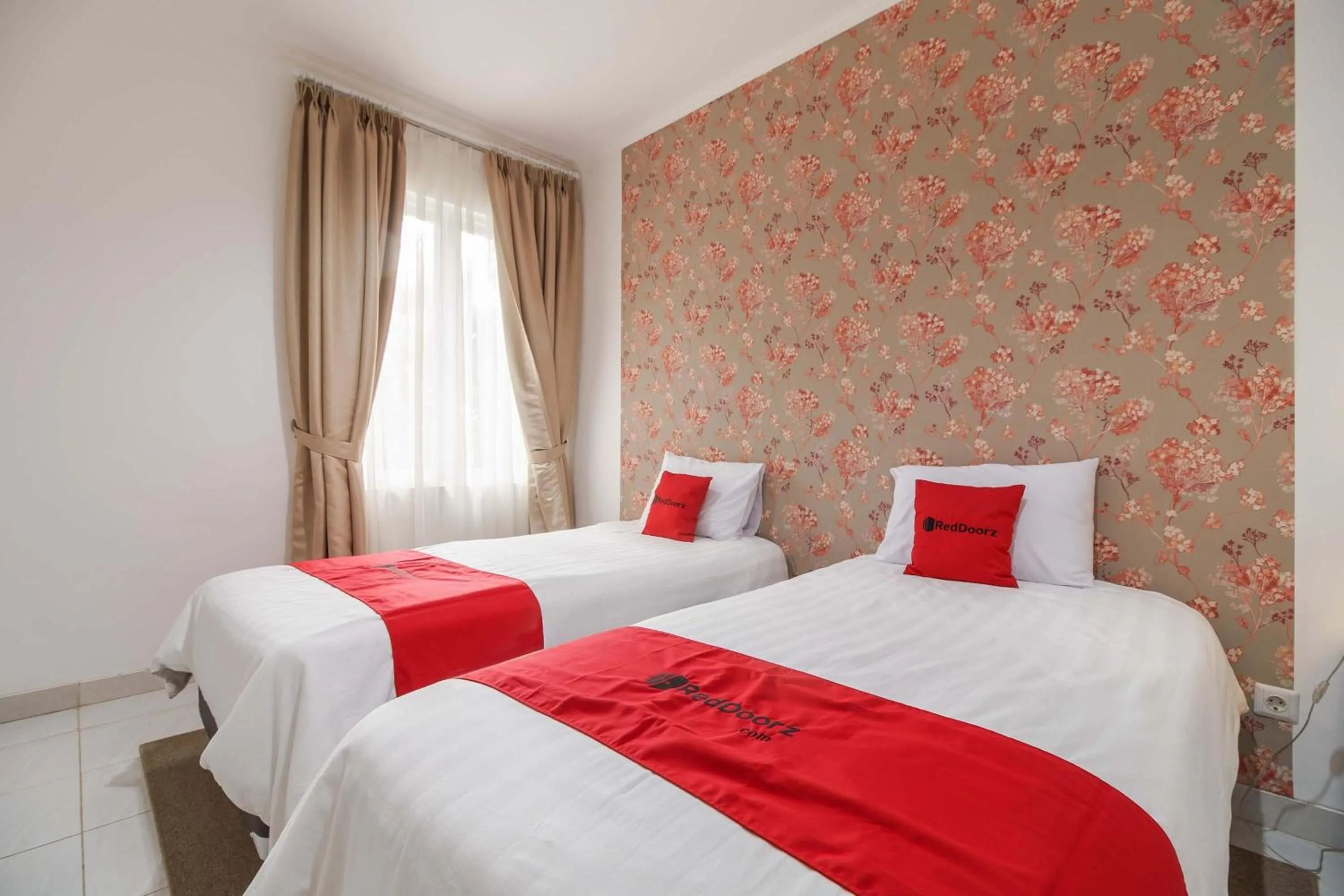 Bedroom, Bed in RedDoorz Plus near Exit Toll Puncak 2