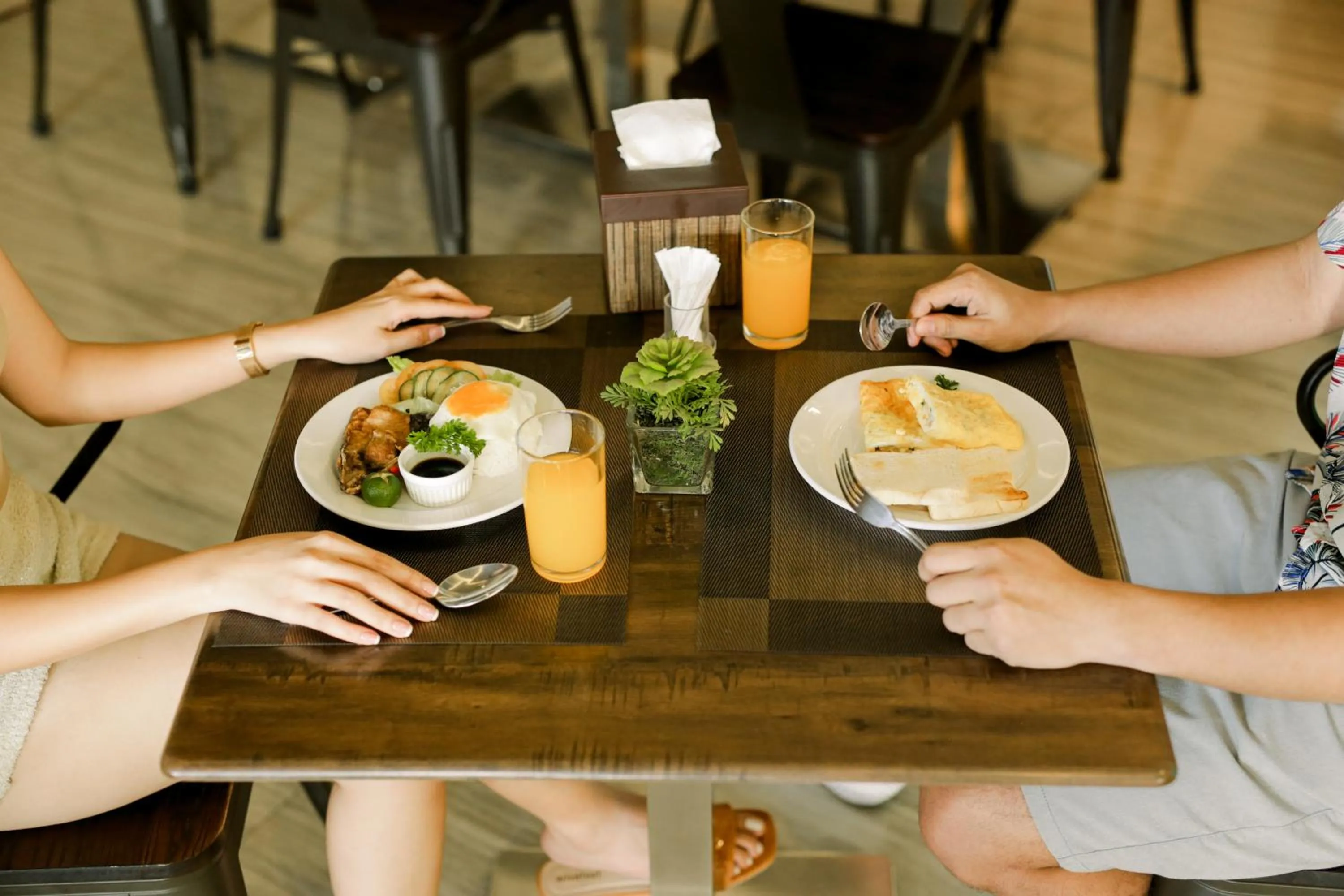 Restaurant/places to eat in Vivien's Hotel