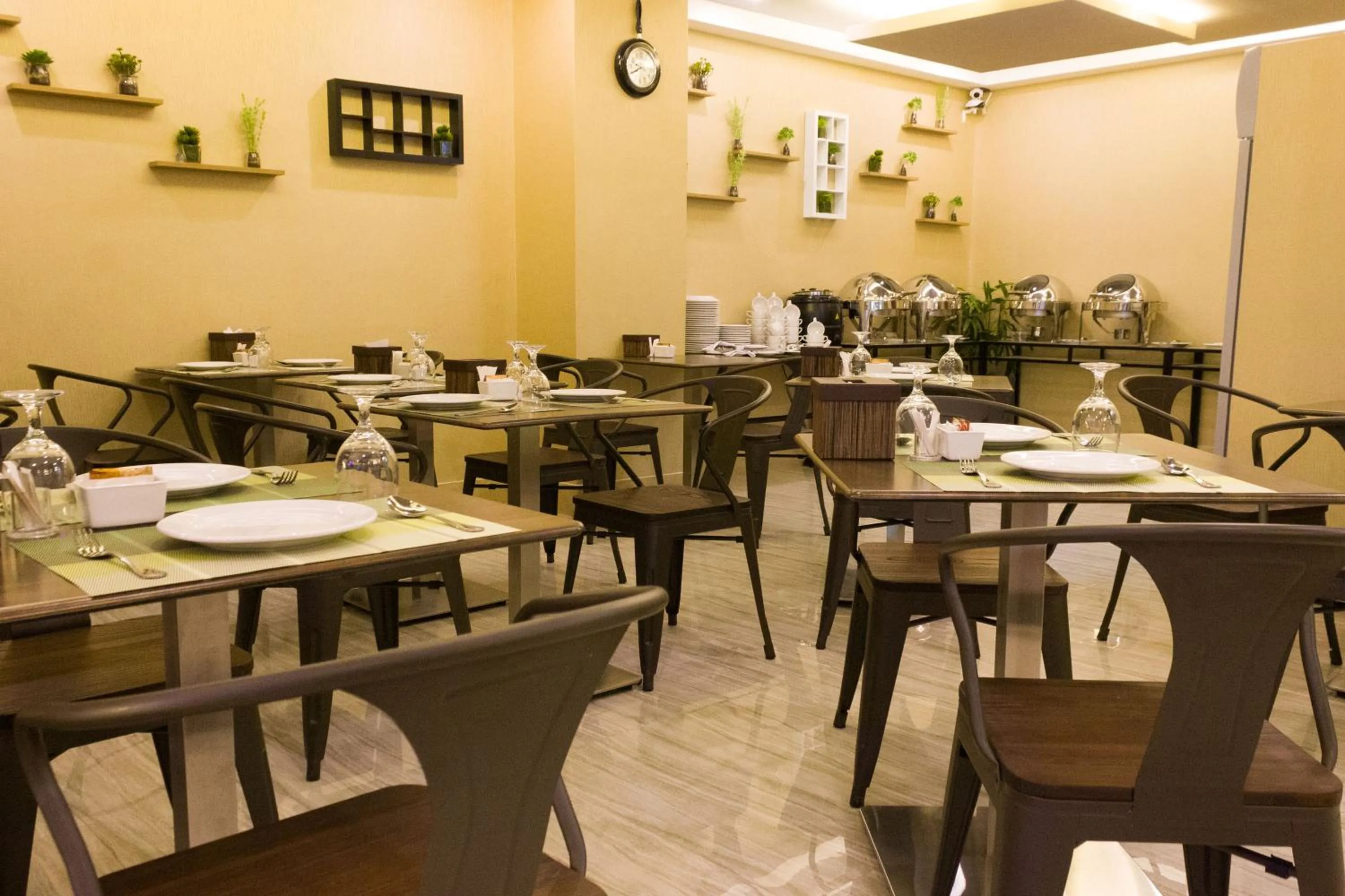 Restaurant/places to eat in Vivien's Hotel