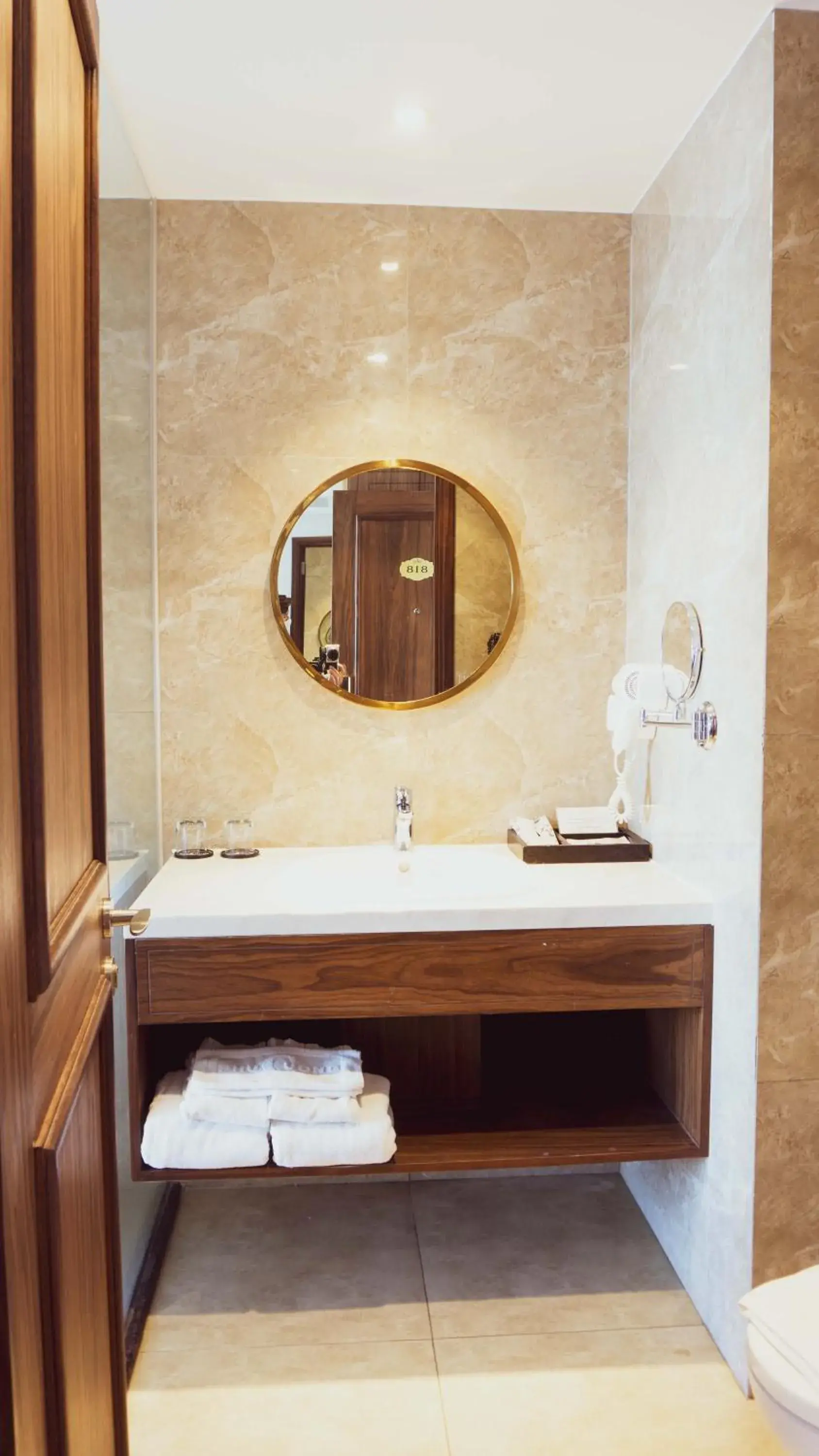 Deluxe Room (2 Adults + 1 Child) in Phu Cuong Hotel Ca Mau Deluxe Room (2 Adults + 1 Child) in Phu Cuong Hotel Ca Mau