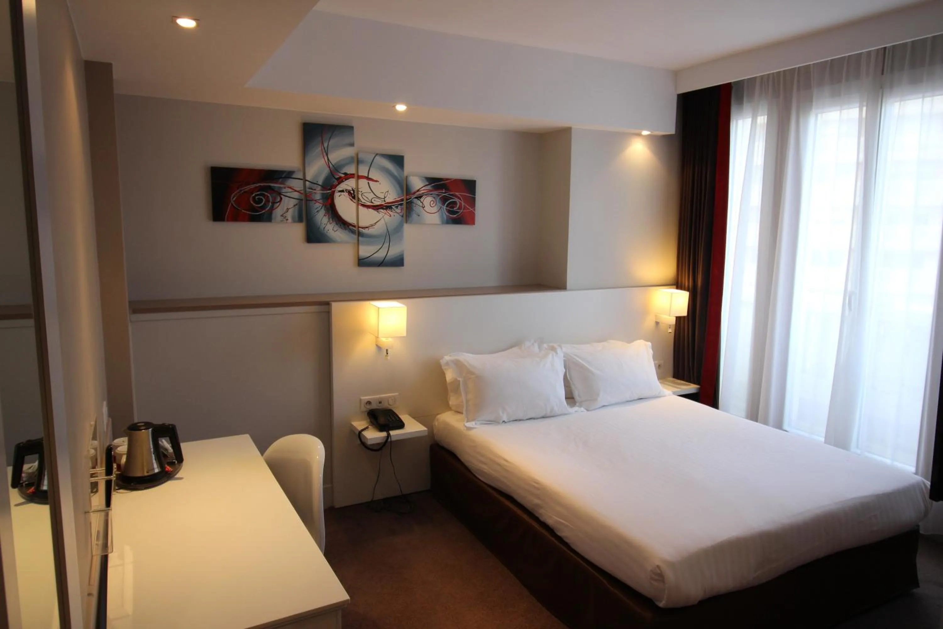 Photo of the whole room, Bed in Holiday Inn Paris-Auteuil by IHG