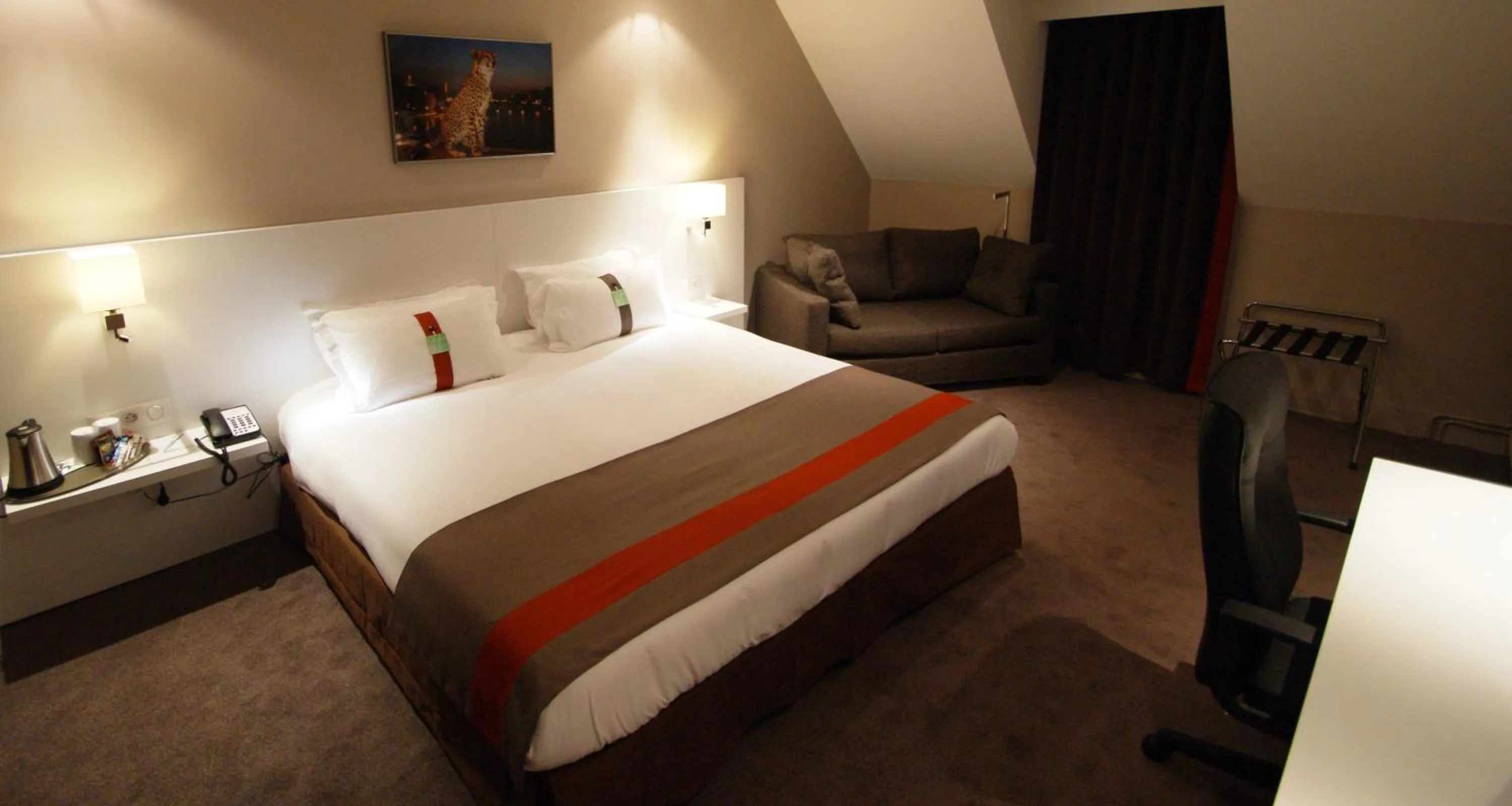 Photo of the whole room, Bed in Holiday Inn Paris-Auteuil by IHG