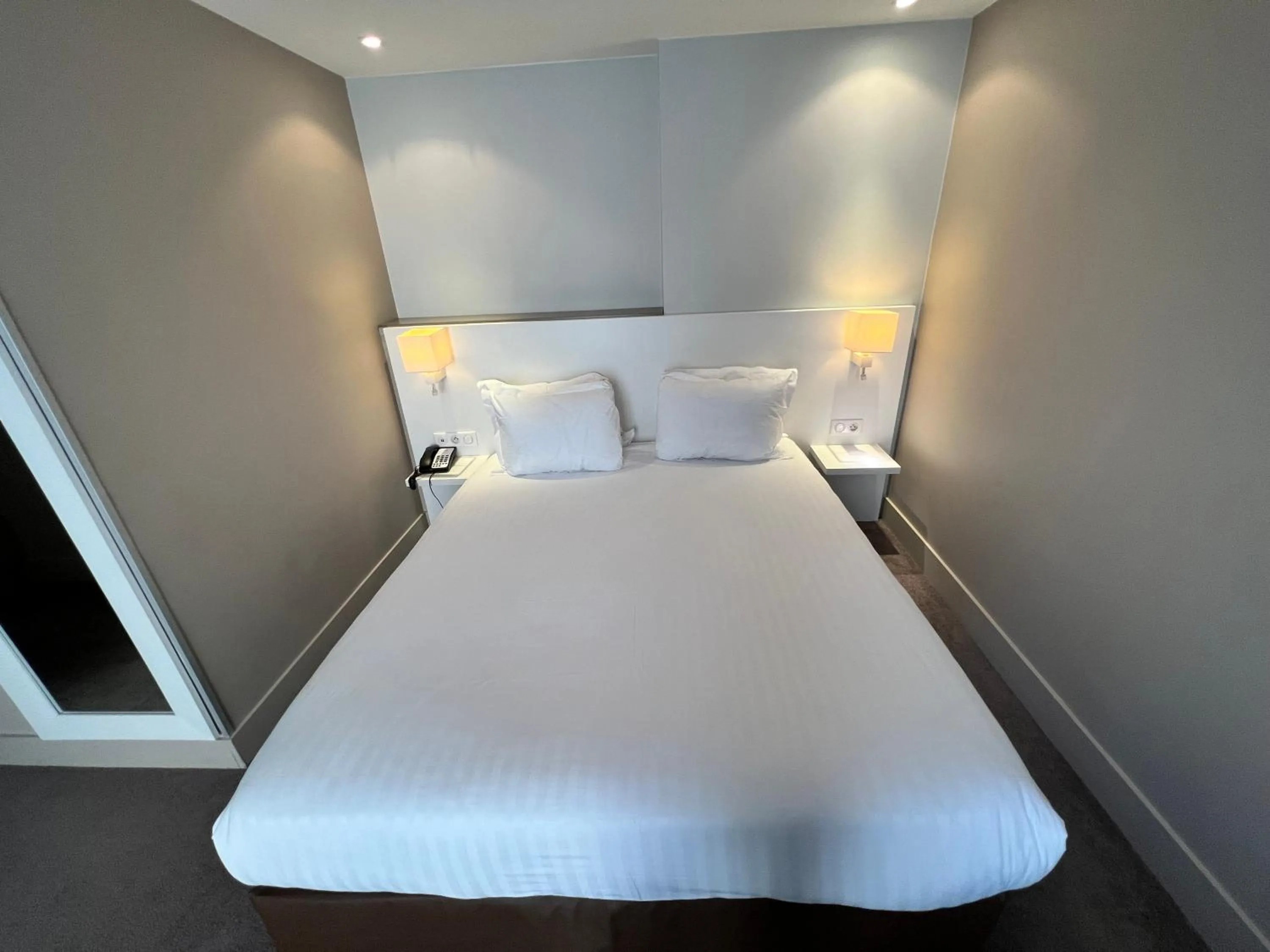 Bed in Holiday Inn Paris-Auteuil by IHG