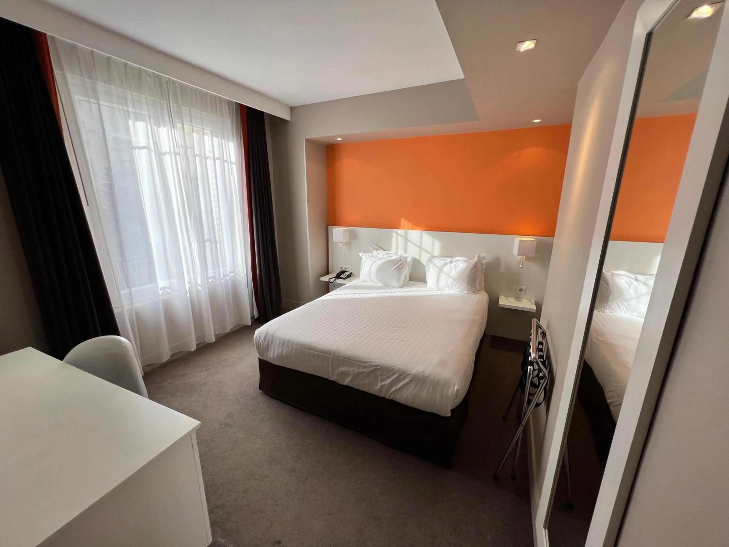 Photo of the whole room, Bed in Holiday Inn Paris-Auteuil by IHG