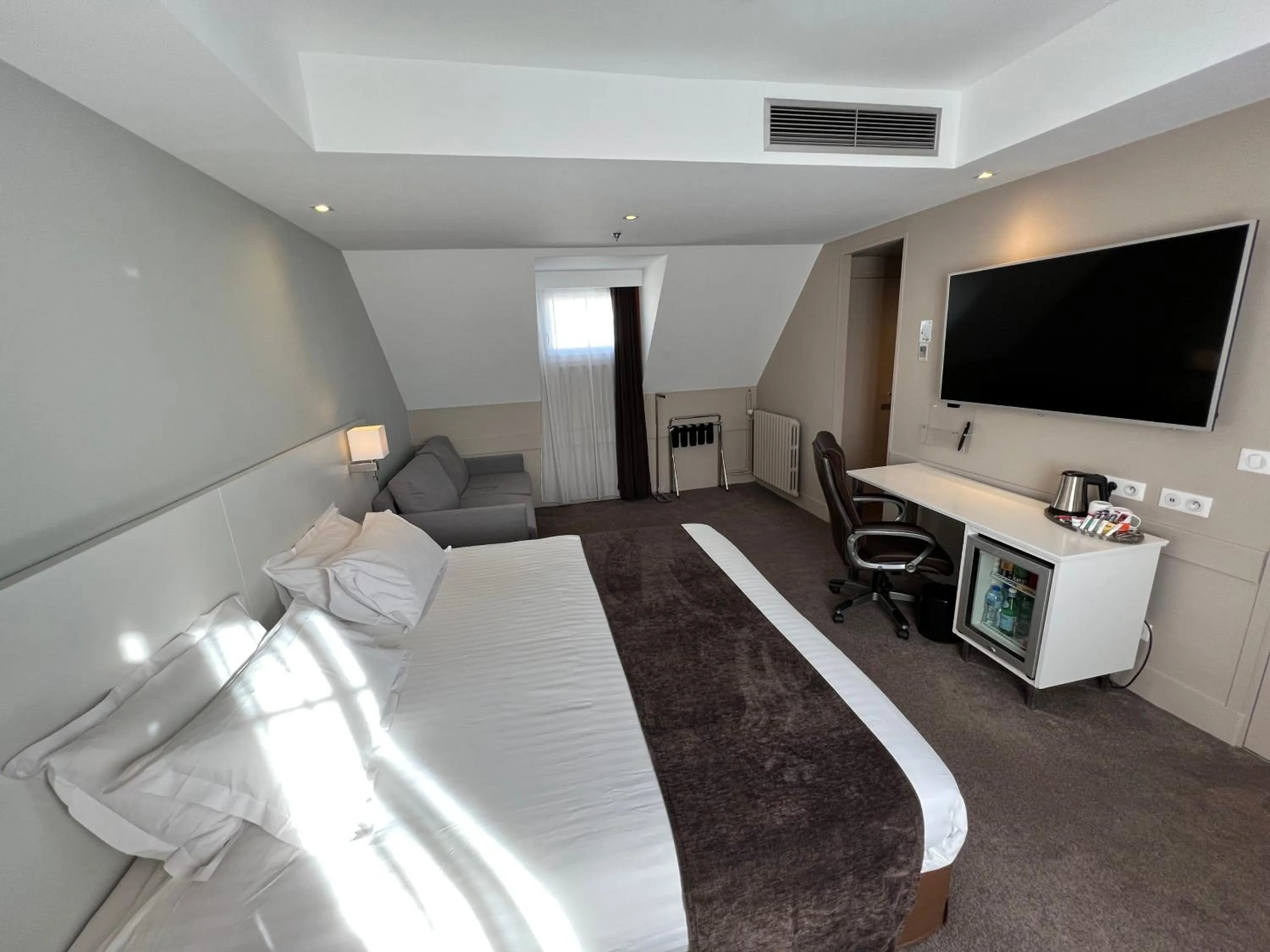 Photo of the whole room, Bed in Holiday Inn Paris-Auteuil by IHG