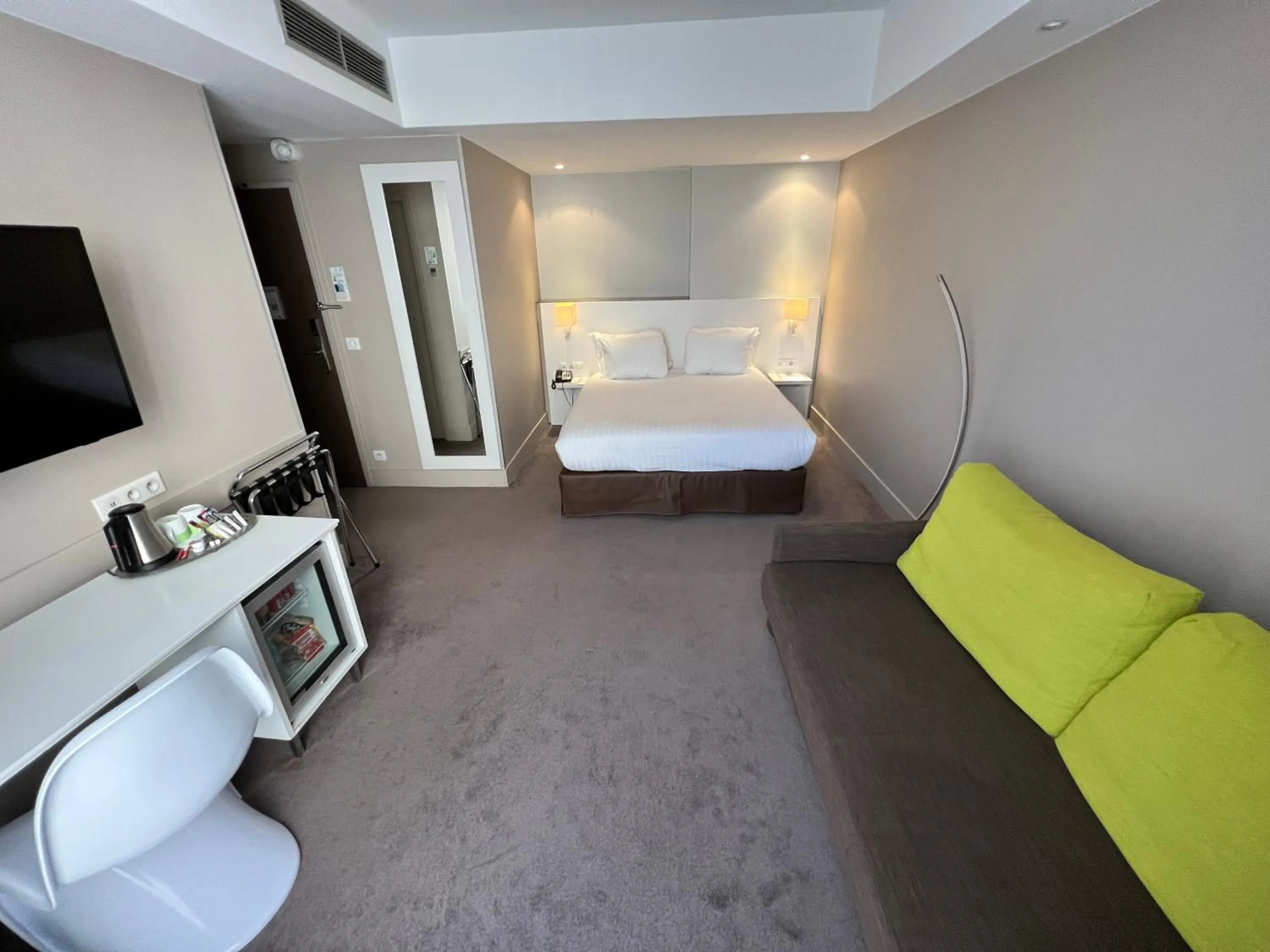 Photo of the whole room, Bed in Holiday Inn Paris-Auteuil by IHG