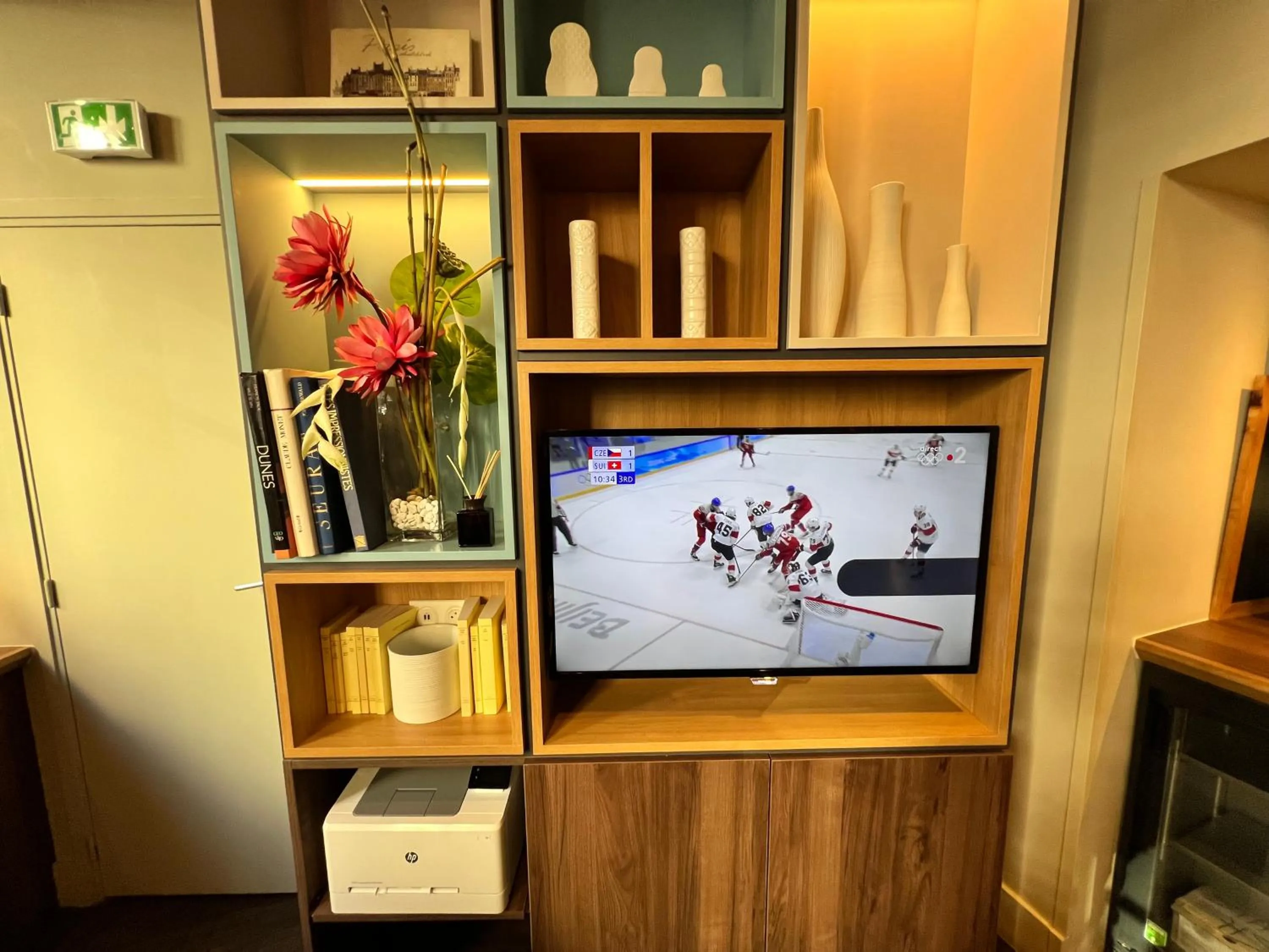 Communal lounge/ TV room in Holiday Inn Paris-Auteuil by IHG