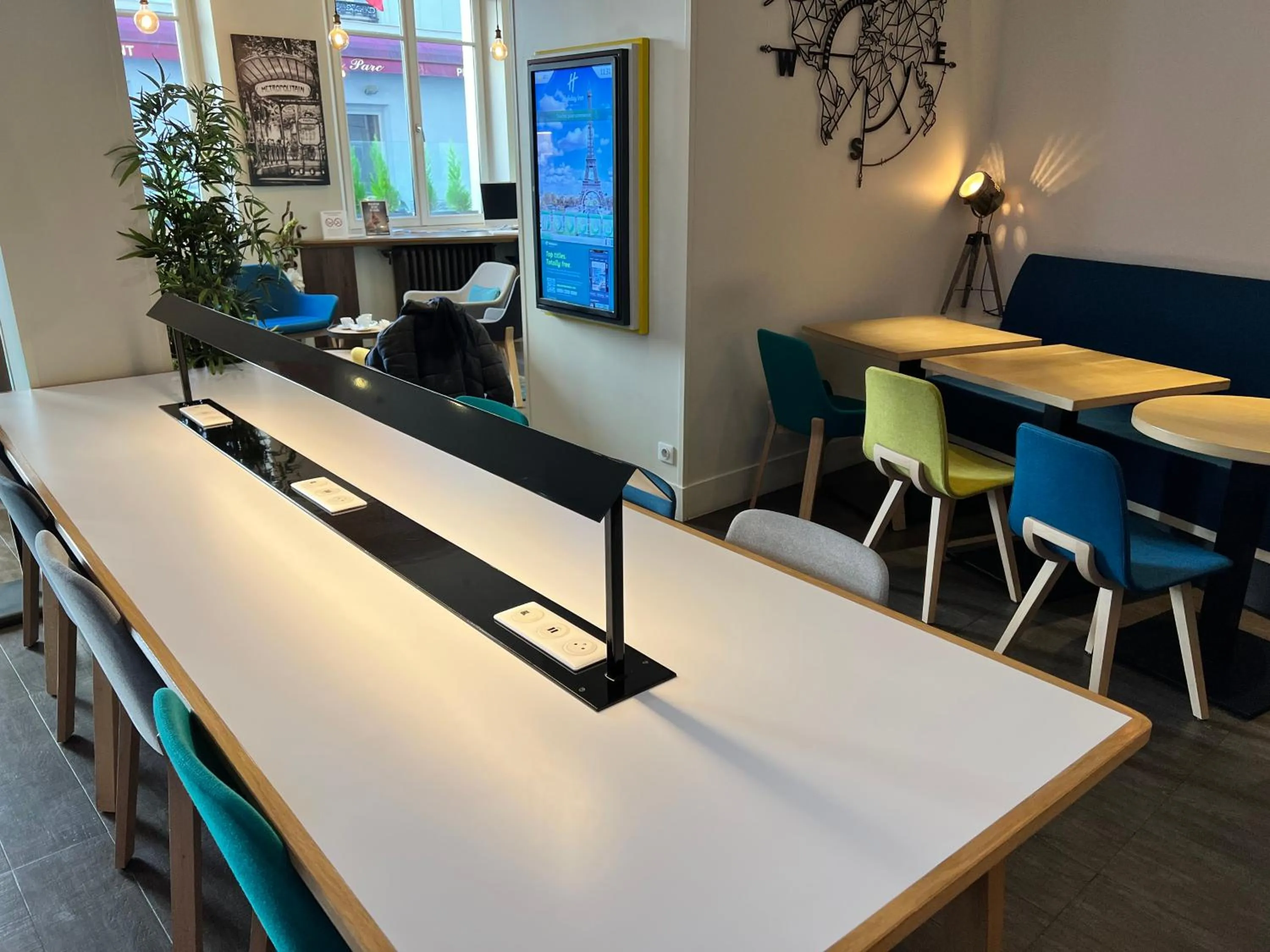 Communal lounge/ TV room in Holiday Inn Paris-Auteuil by IHG