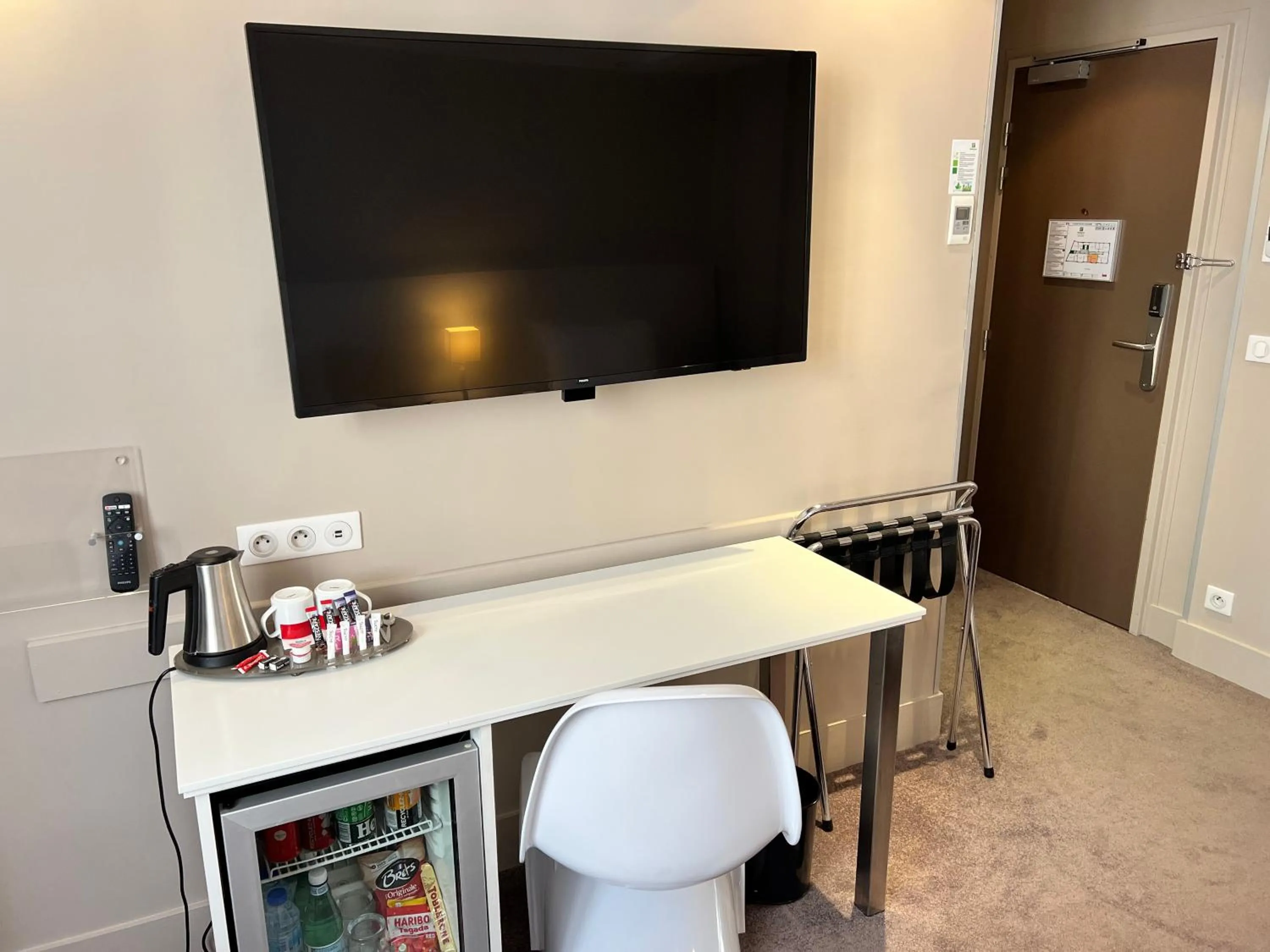 TV and multimedia in Holiday Inn Paris-Auteuil by IHG