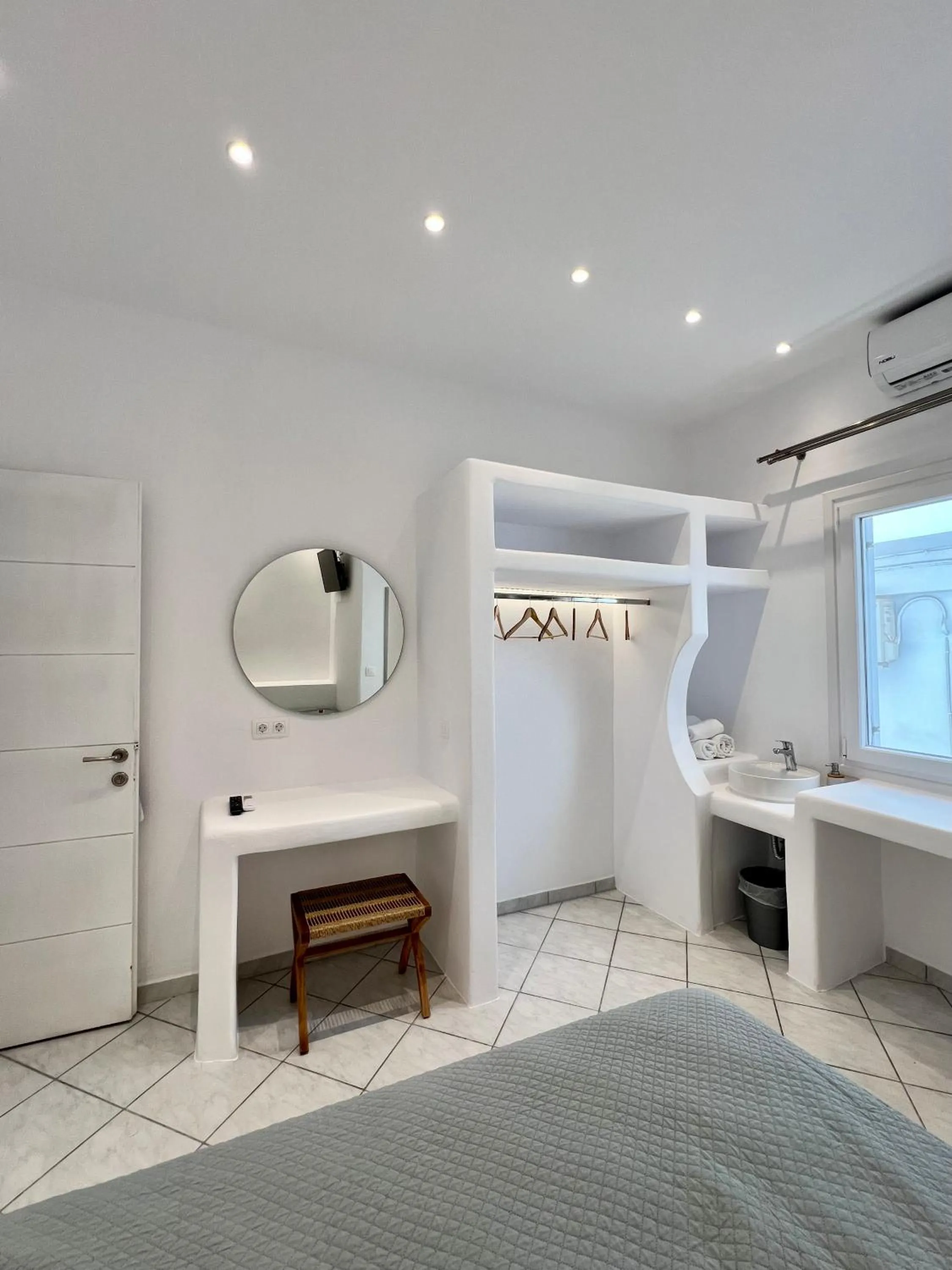 Photo of the whole room in Acropolis