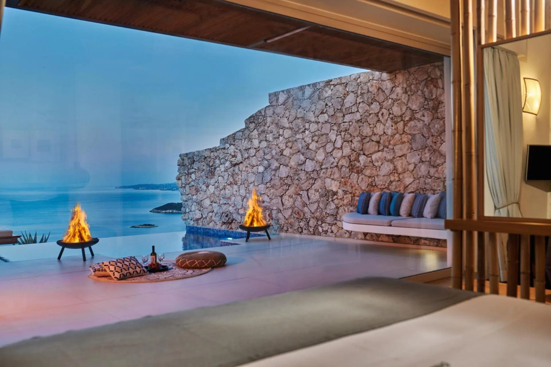 Swimming pool, Bed in Emerald Villas & Suites - The Finest Hotels Of The World