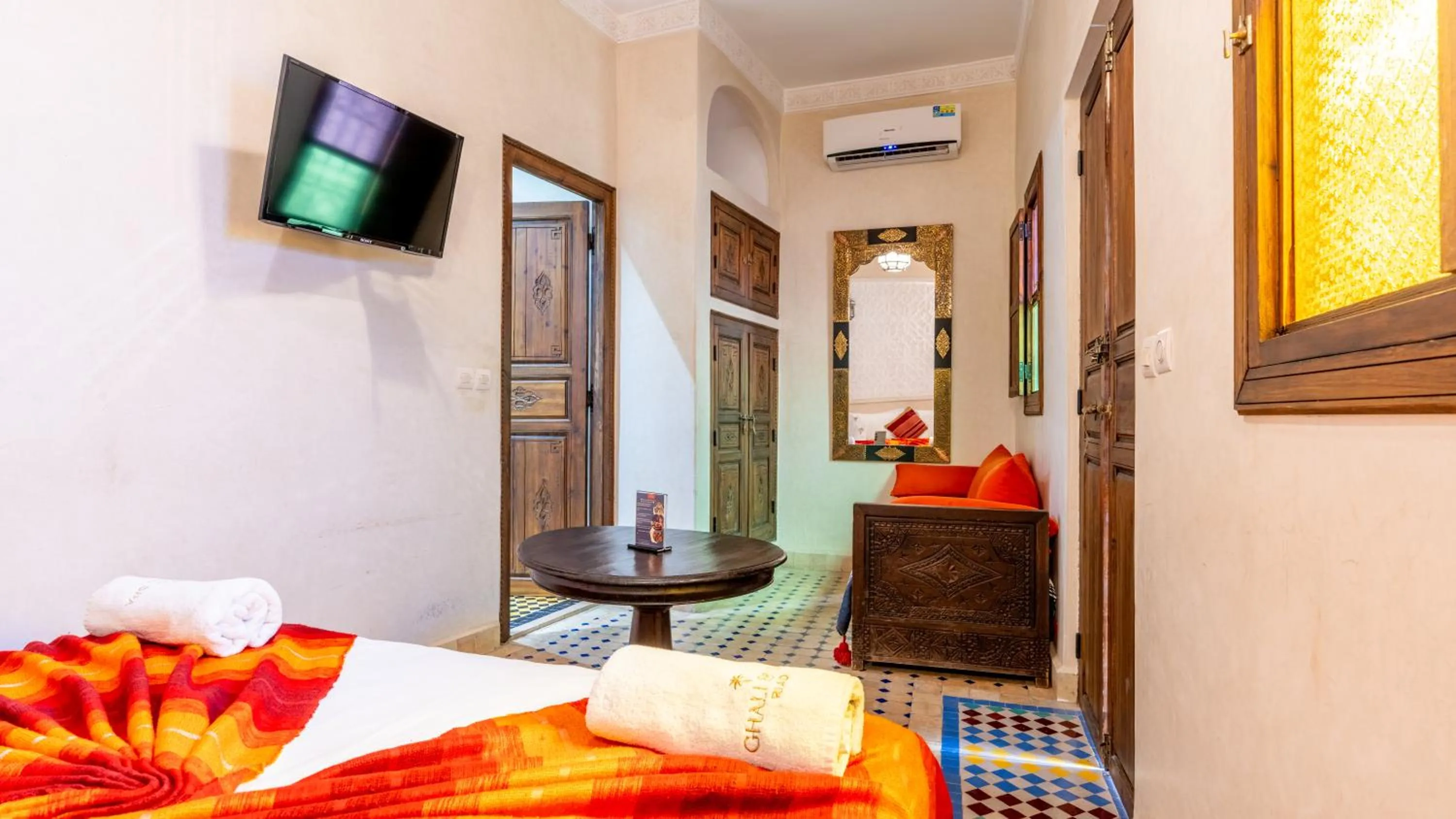 TV and multimedia, Bed in Riad Ghali Hotel & SPA