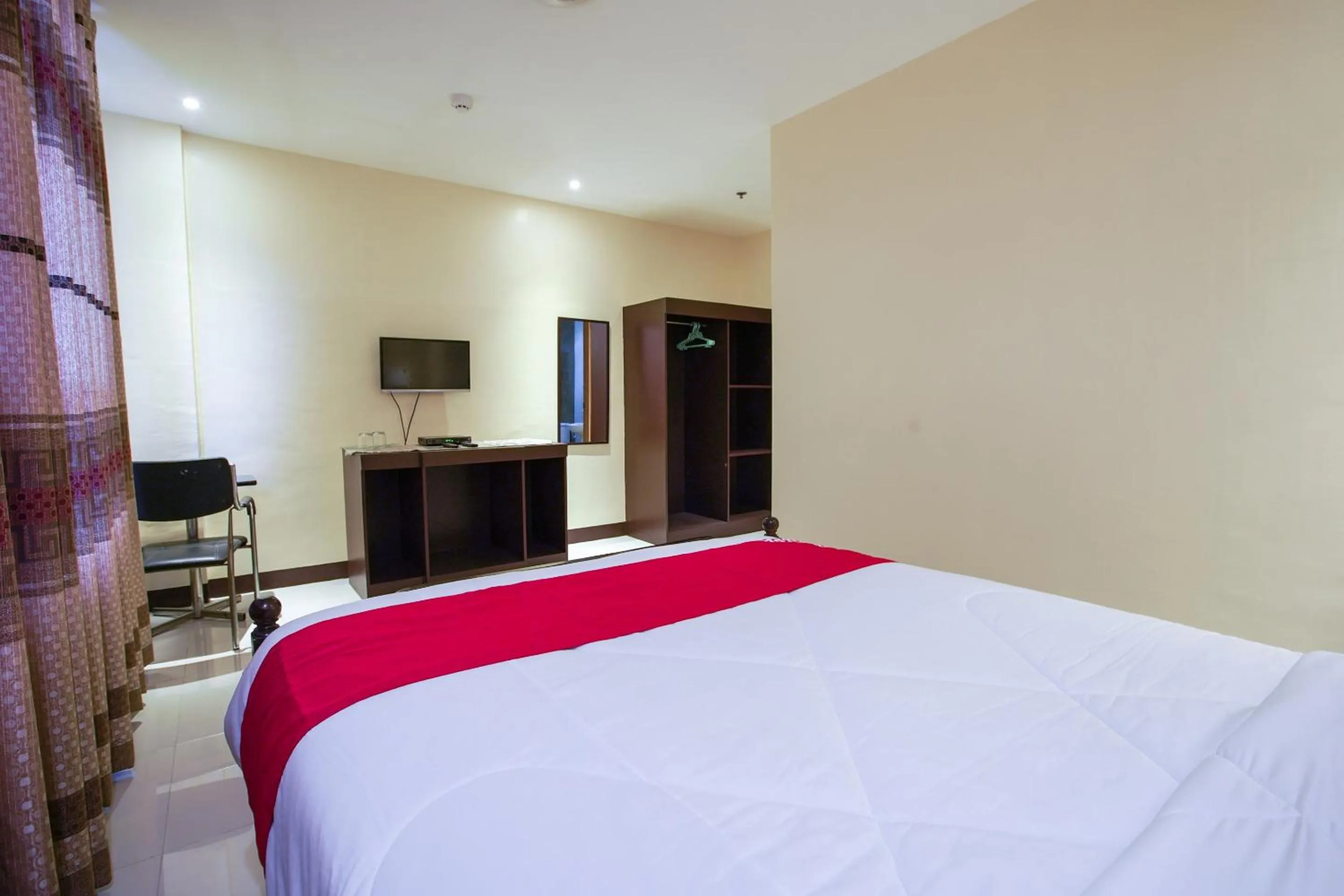 Bedroom, Bed in OYO 236 Hotel Edmundo